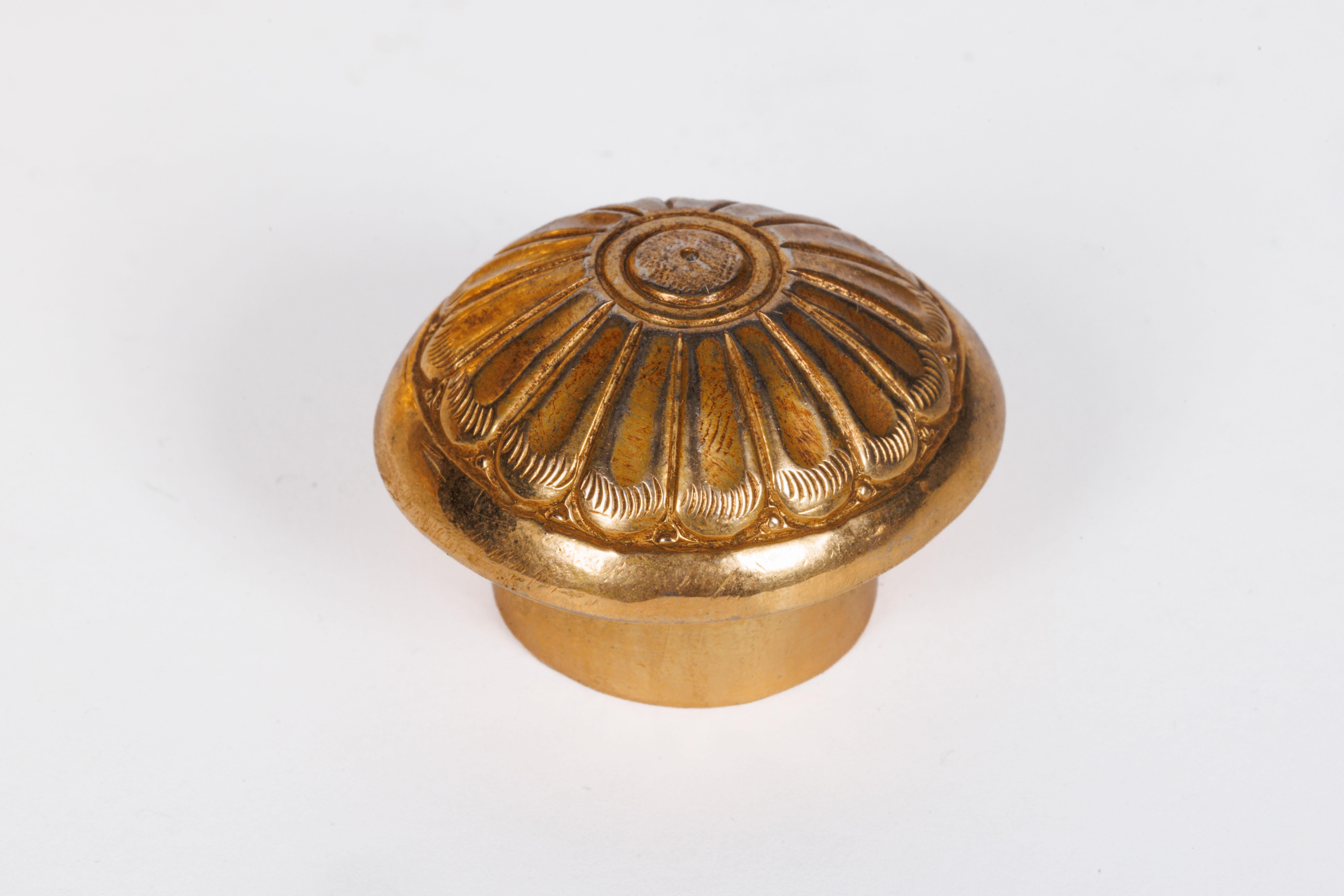 XX secolo Una coppia di opulenti bruciaincenso a forma di cammello in argento dorato, circa 1900 in vendita