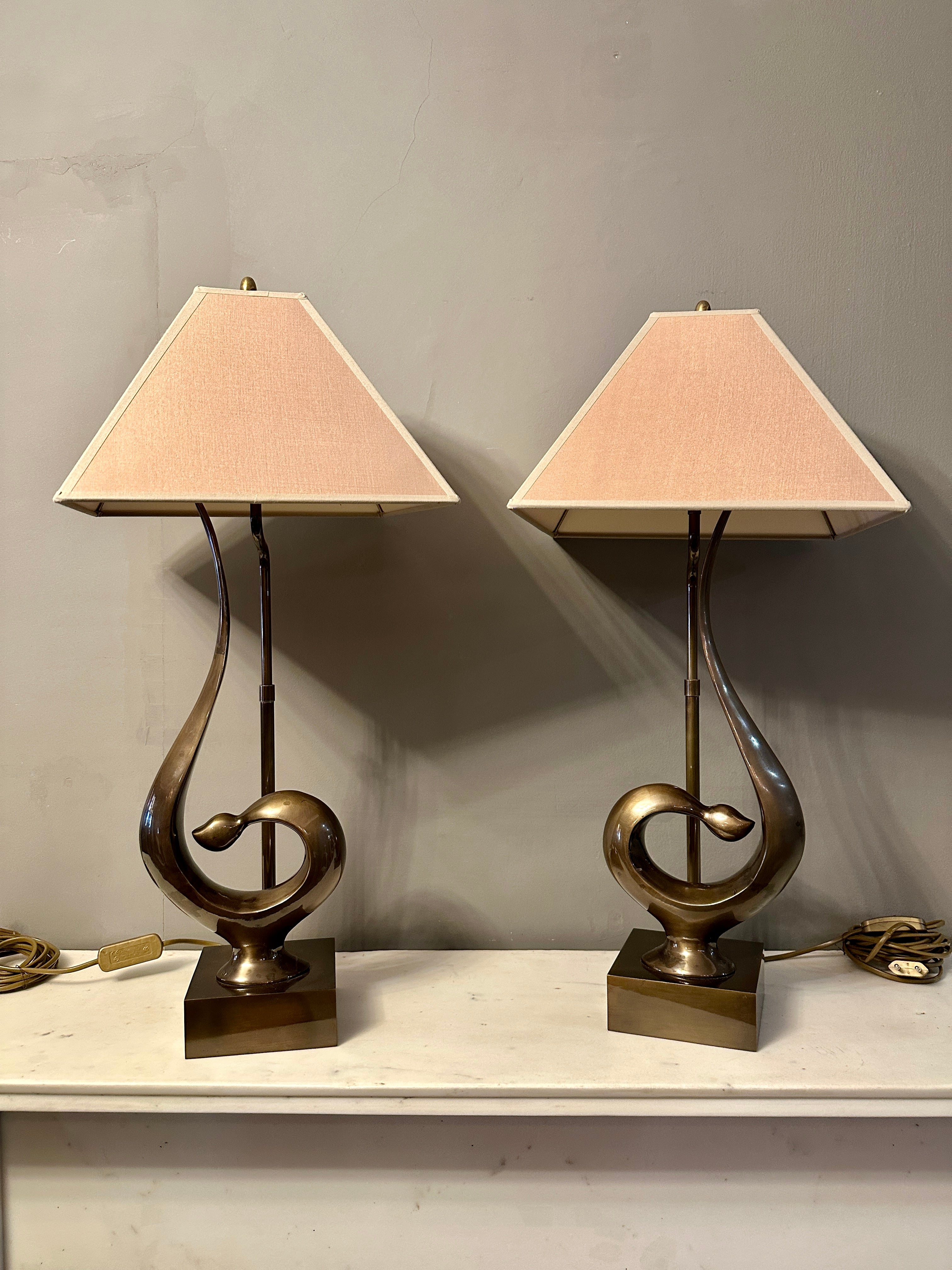 Organique Paire de lampes de table françaises extensibles en laiton en vente