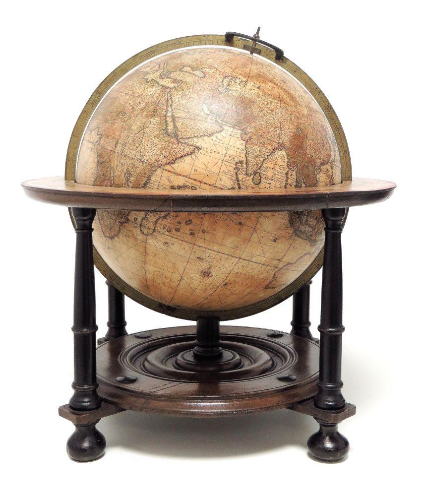 XVIIIe siècle et antérieur Une paire de globes de table Valk extrêmement rares en vente