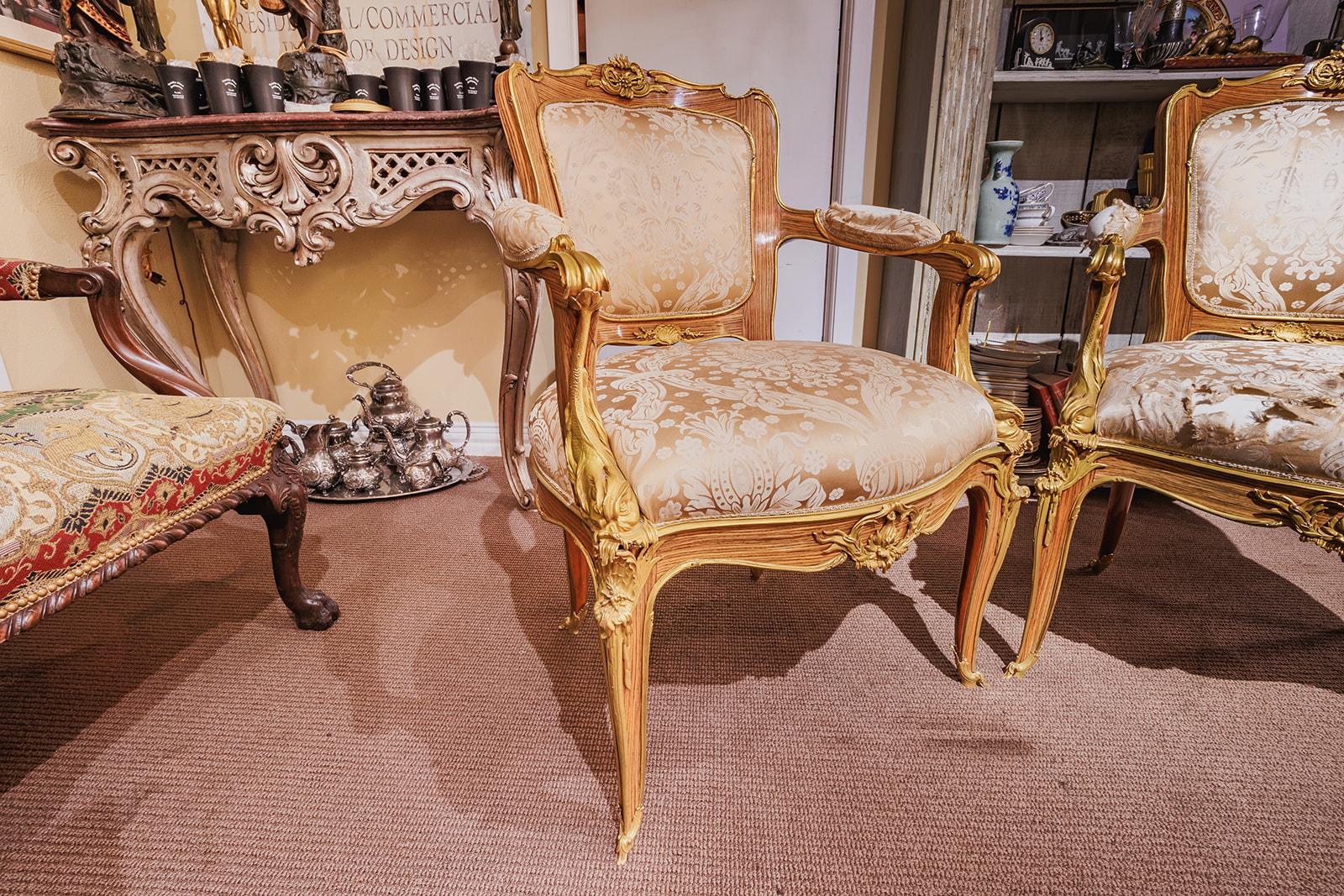 Une belle paire de fauteuils français du 20ème siècle en acajou et bronze doré d'après un dessin de Francois Linke . Montures en bronze doré. 