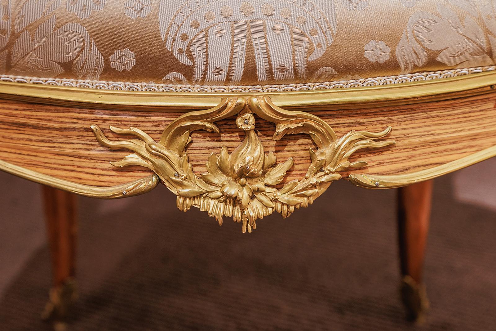 Français Paire de fauteuils montés en bronze doré du 20e siècle, conçus par F. Linke en vente
