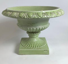 Paire d'urnes italiennes en faïence verte, vendue par Bergdorf Goodman