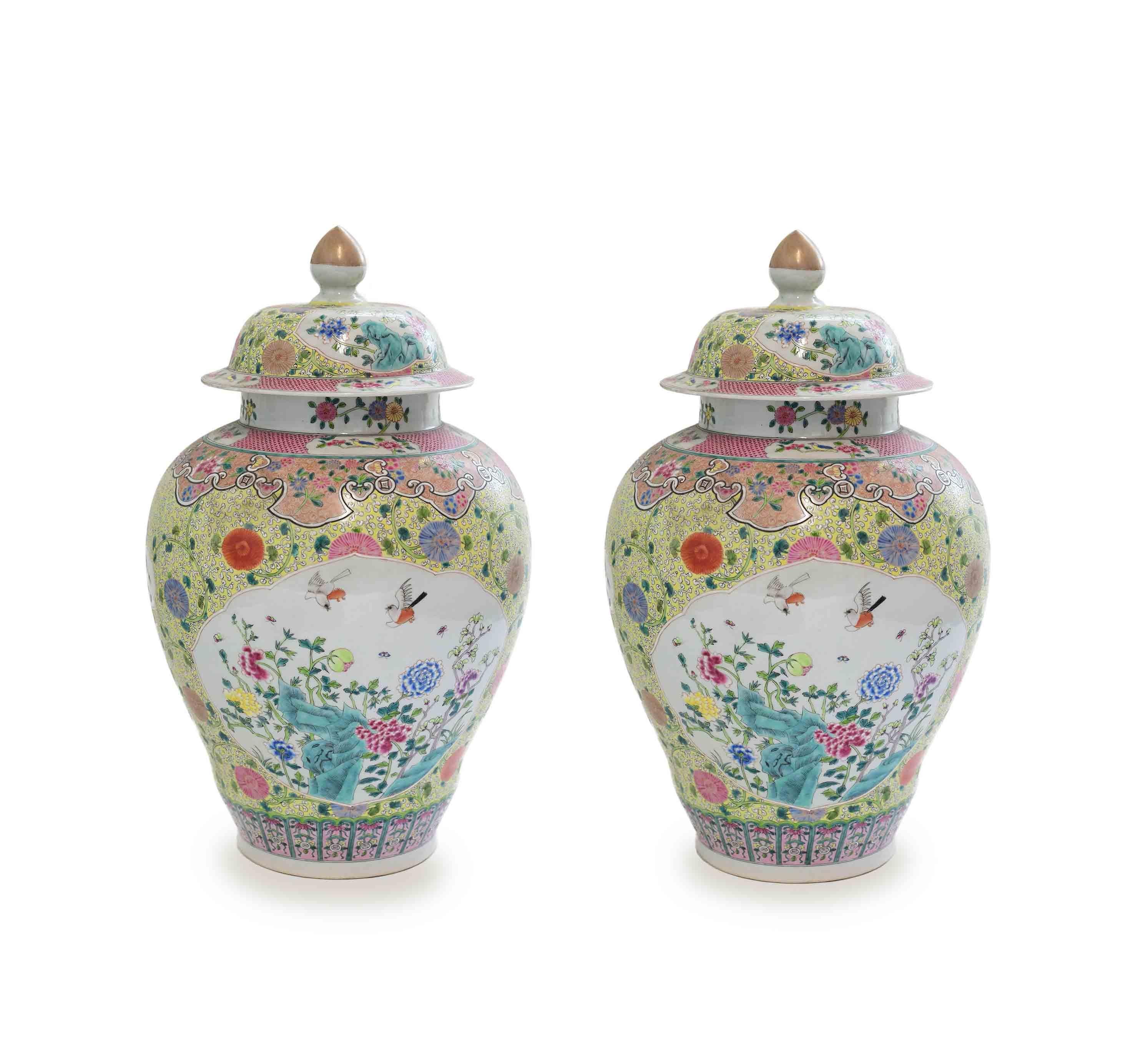 Finos jarrones de porcelana pintada con decoración de flores.
El fondo de la porcelana es de 11,5 pulg./D.