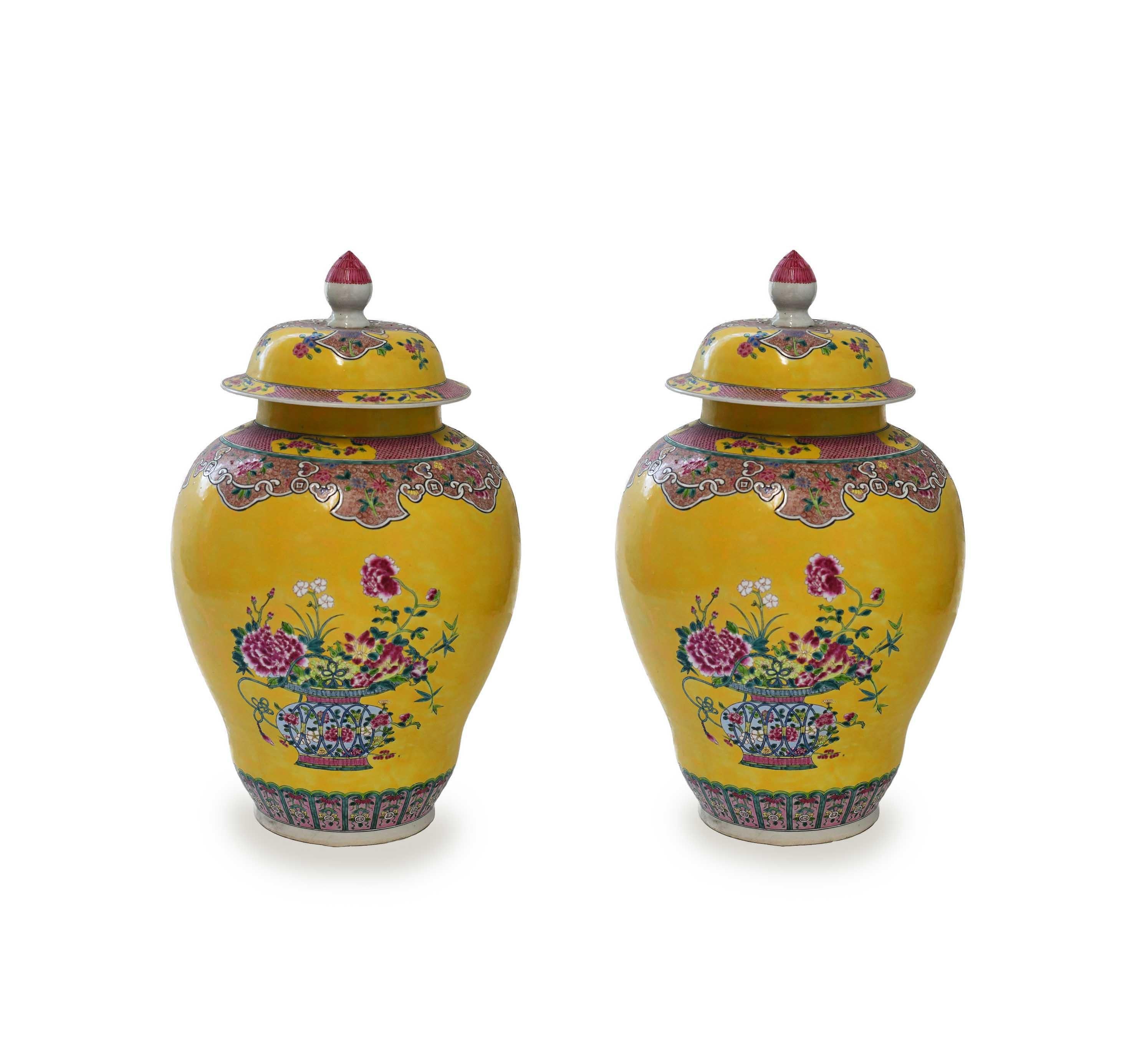 Fine painted porcelain vases with flowers bloom decoration.
The bottom of the porcelain is 8in/D.