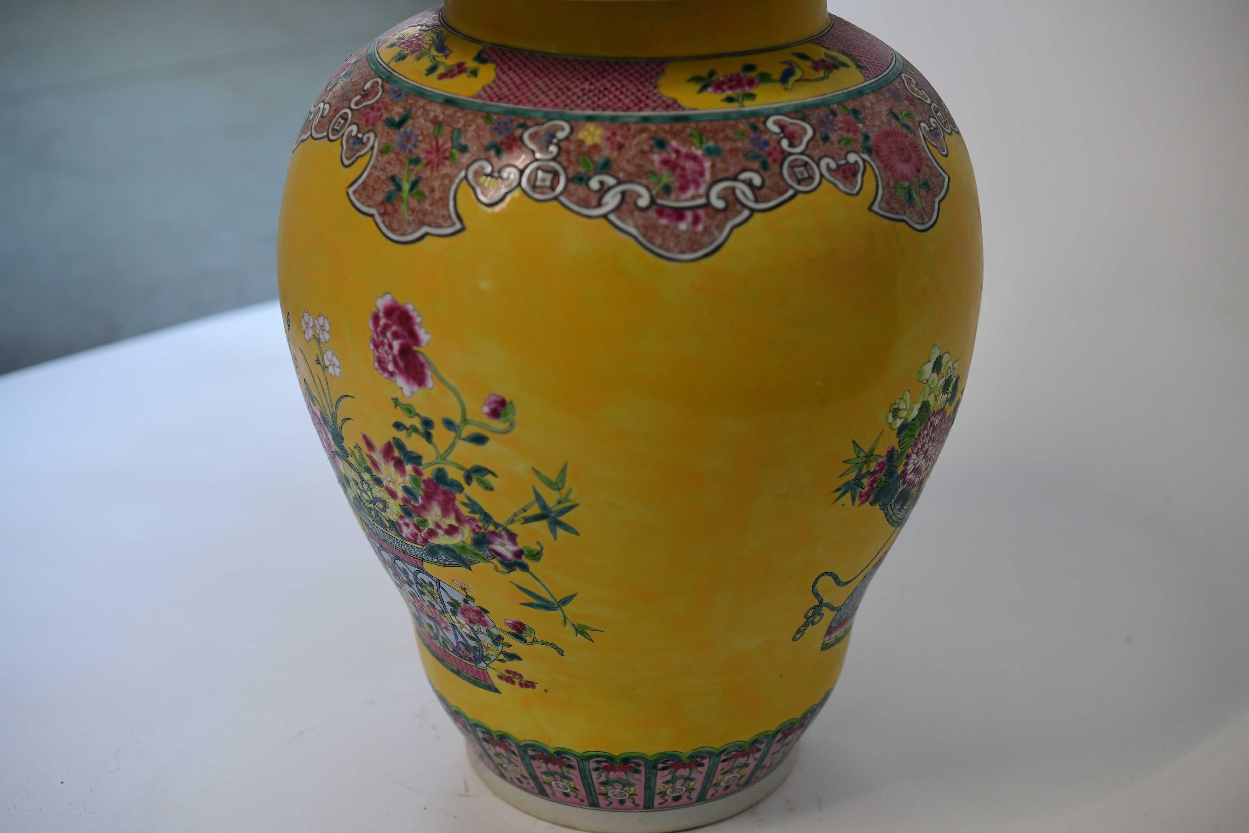 Paire de vases en porcelaine Famille Rose avec couvercles Excellent état - En vente à New York, NY