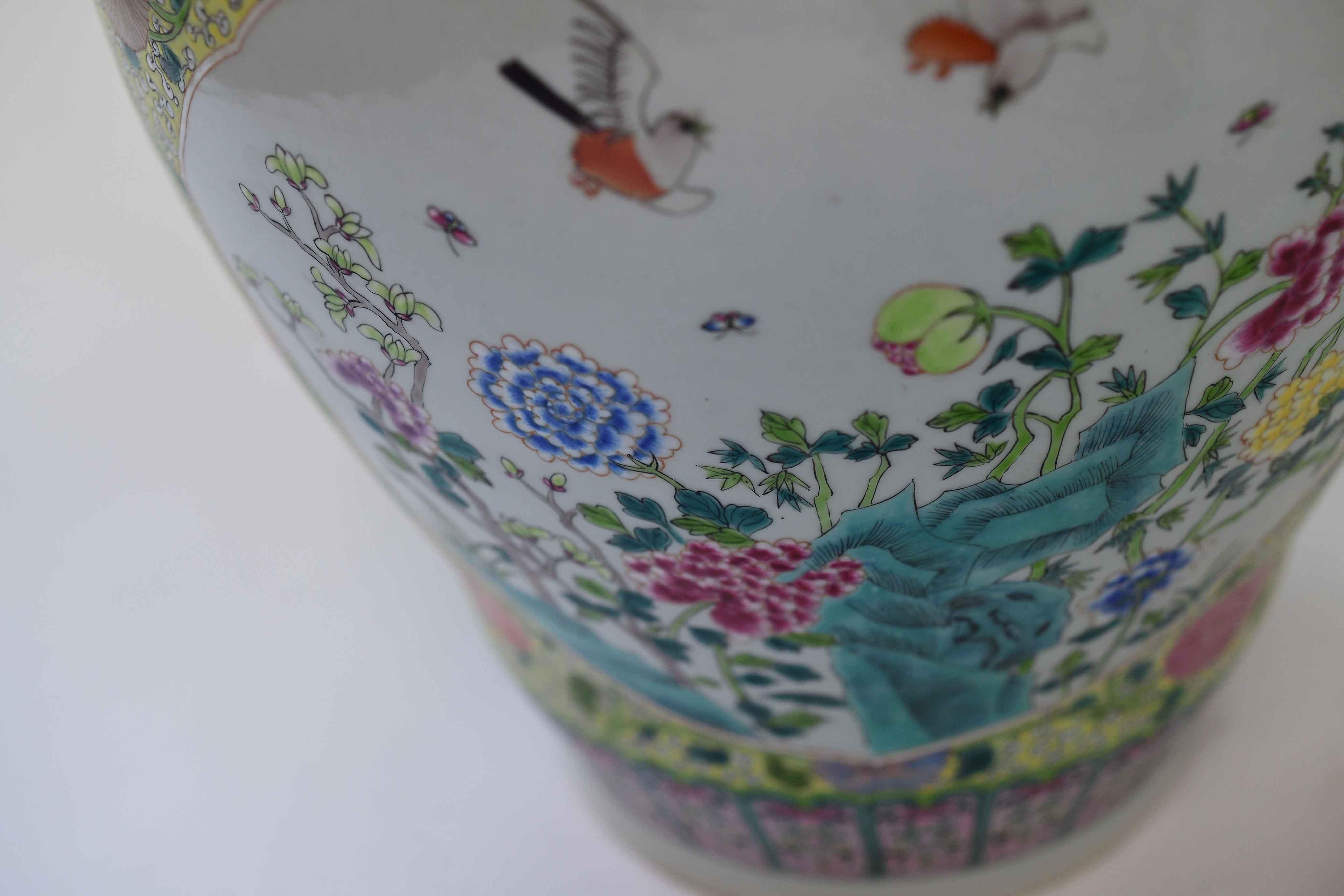 XXIe siècle et contemporain Paire de vases en porcelaine Famille Rose avec couvercles en vente