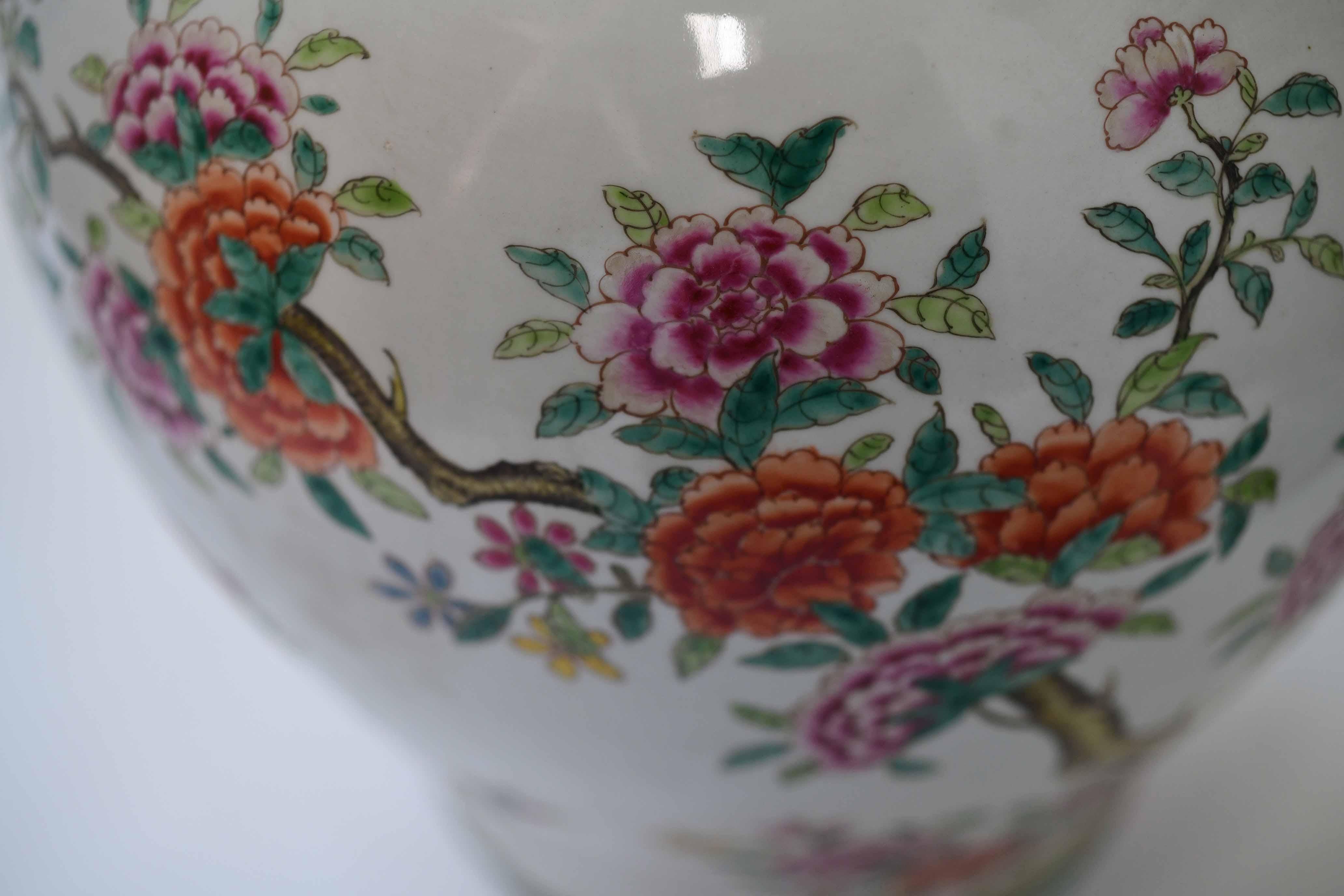 XXIe siècle et contemporain Paire de vases en porcelaine Famille Rose avec couvercles en vente