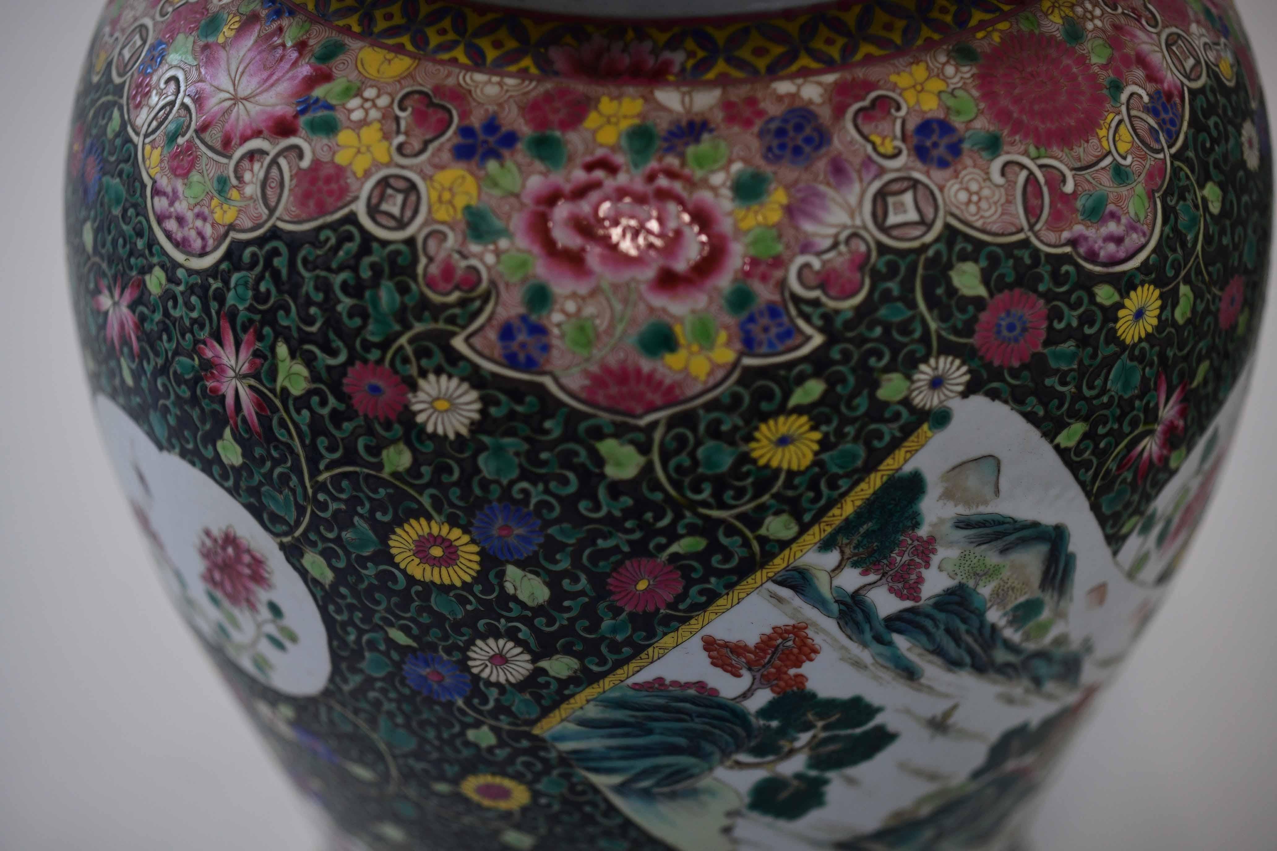 Paar Famille Rose-Porzellanvasen mit Deckeln (21. Jahrhundert und zeitgenössisch) im Angebot