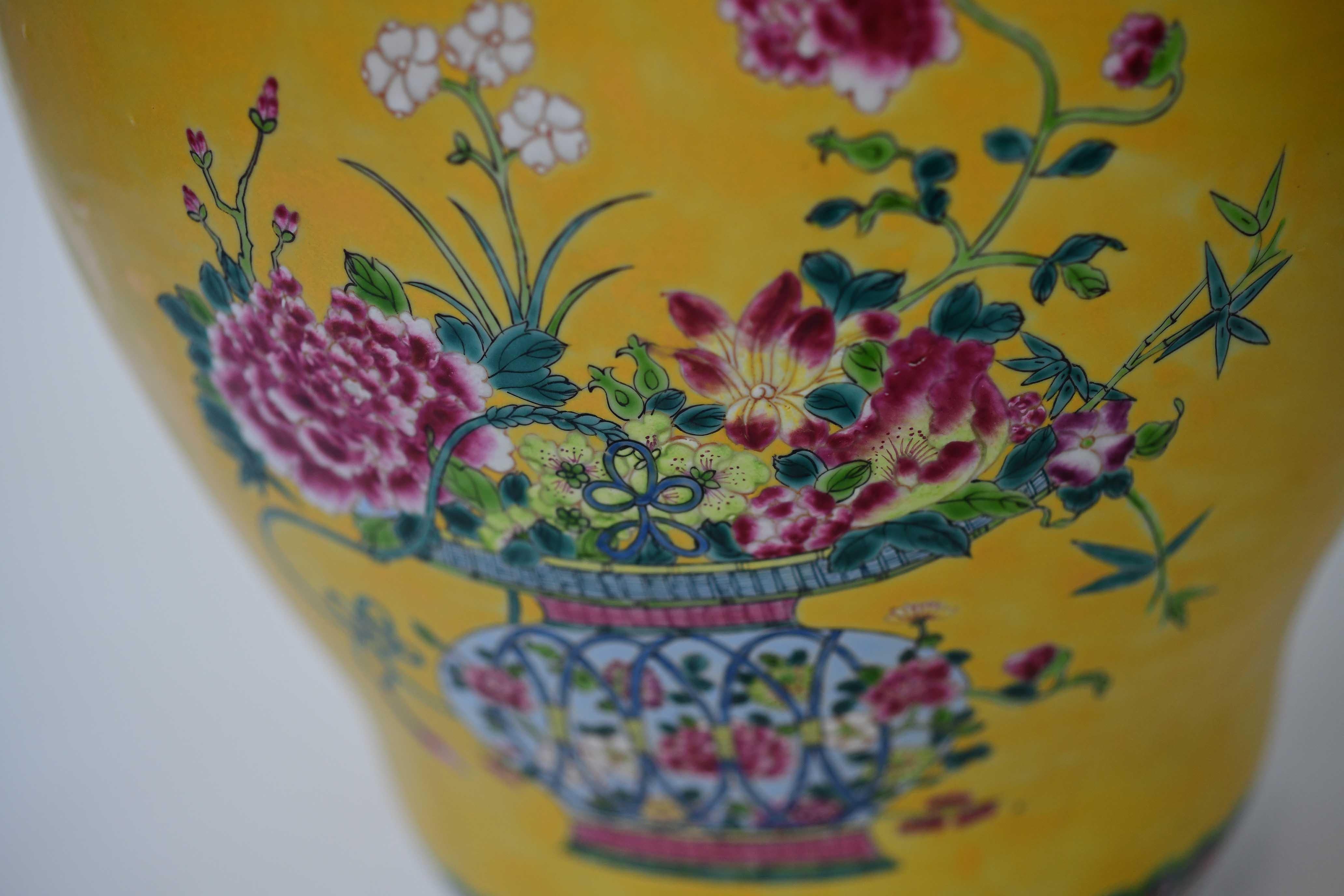 Paire de vases en porcelaine Famille Rose avec couvercles en vente 1