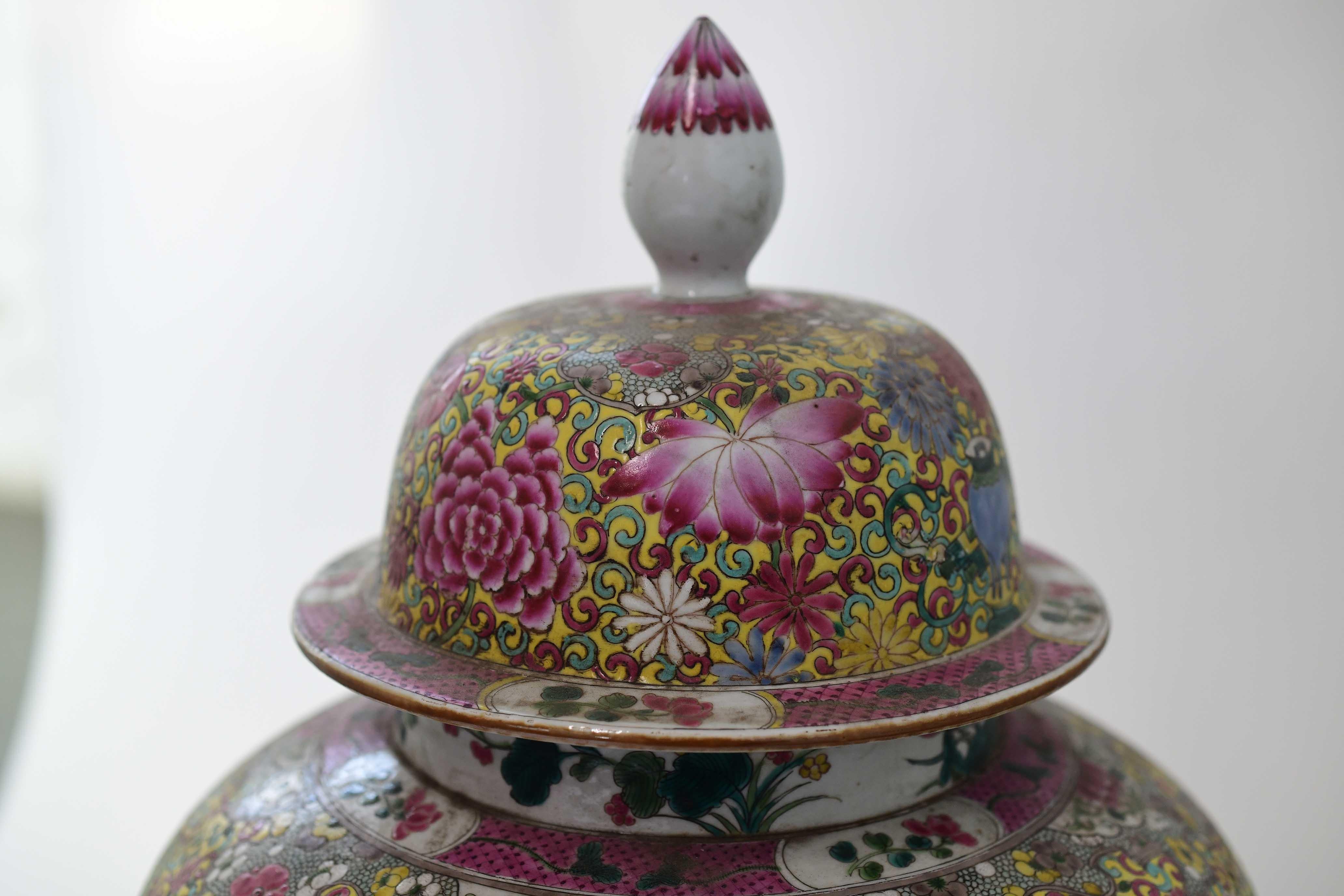 Paire de vases en porcelaine Famille Rose avec couvercles en vente 1