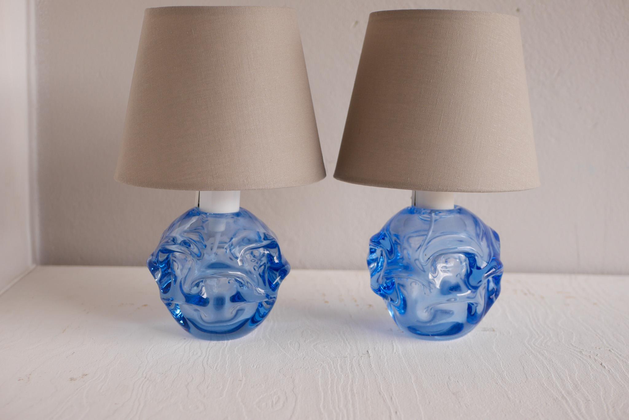 A stunning pair of mid-century modern crystal lamps made by the talented Börne Augustsson for Åseda, Sweden during the 50s. The shape is very biomorphic and the color is equally amazing blue tone. These lamps are very special and will make a