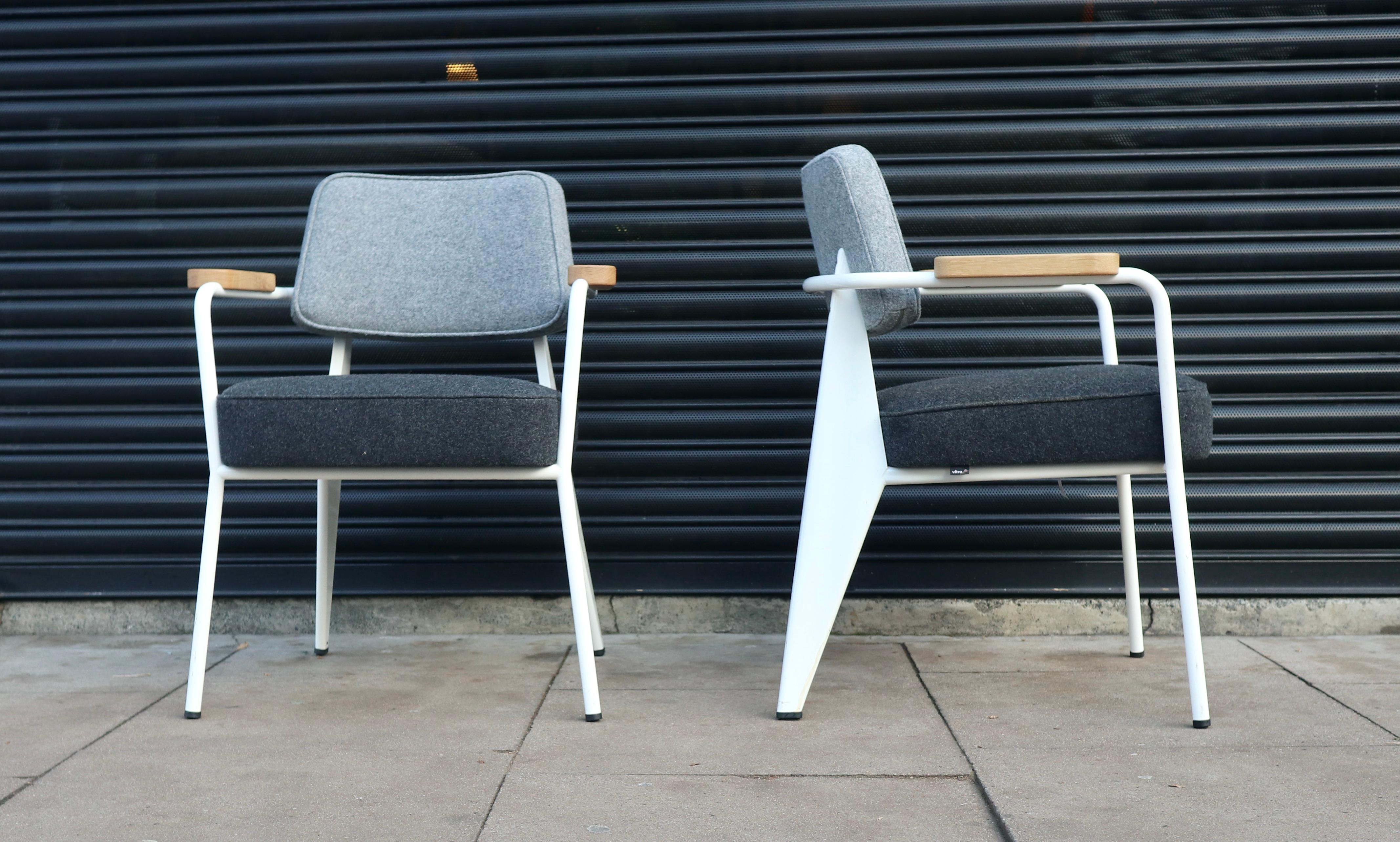 Mid-Century Modern A pair of Fauteuil Direction carvers by Jean Prouvé for VITRA For Sale