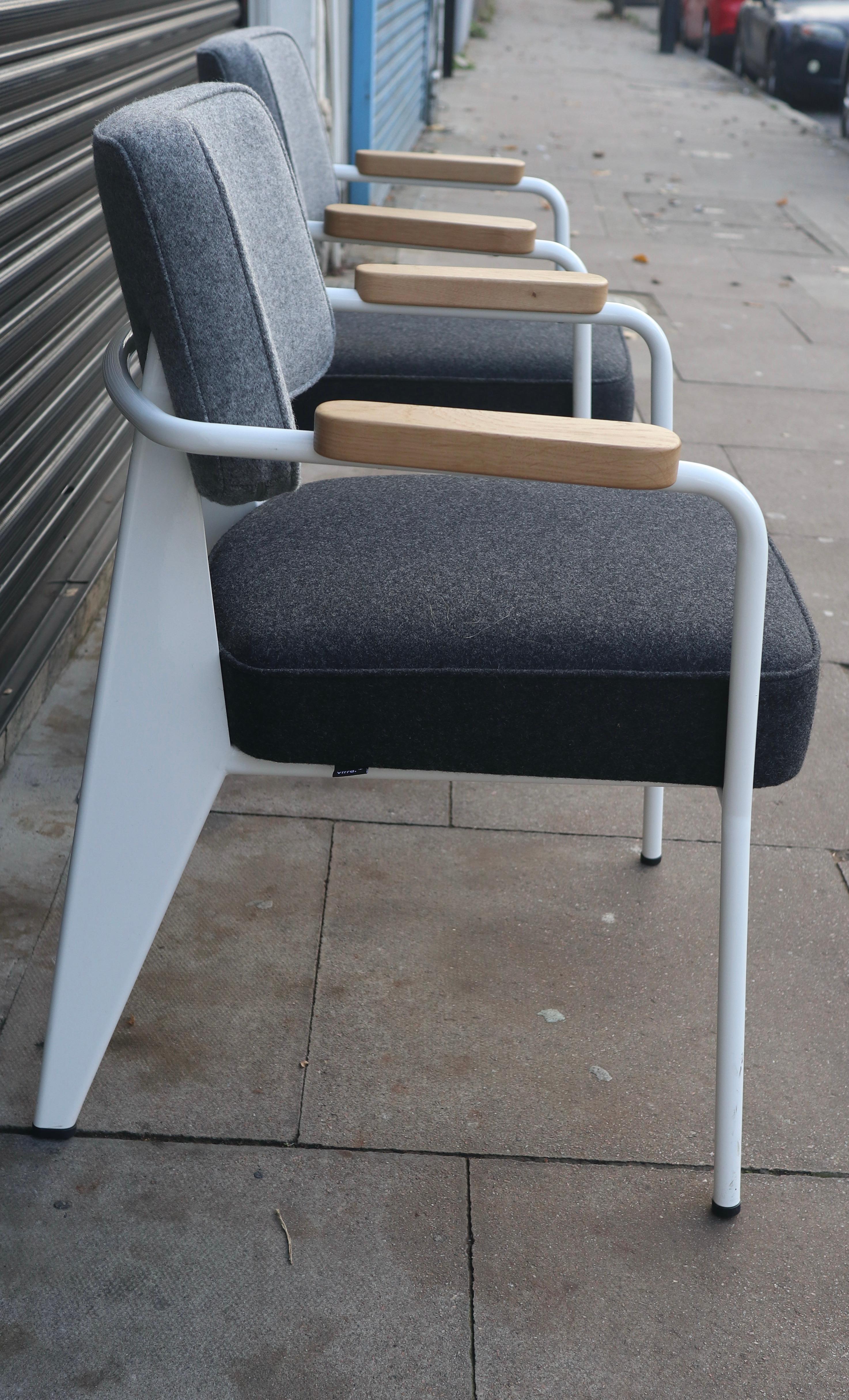 A pair of Fauteuil Direction carvers by Jean Prouvé for VITRA In Good Condition For Sale In London, GB