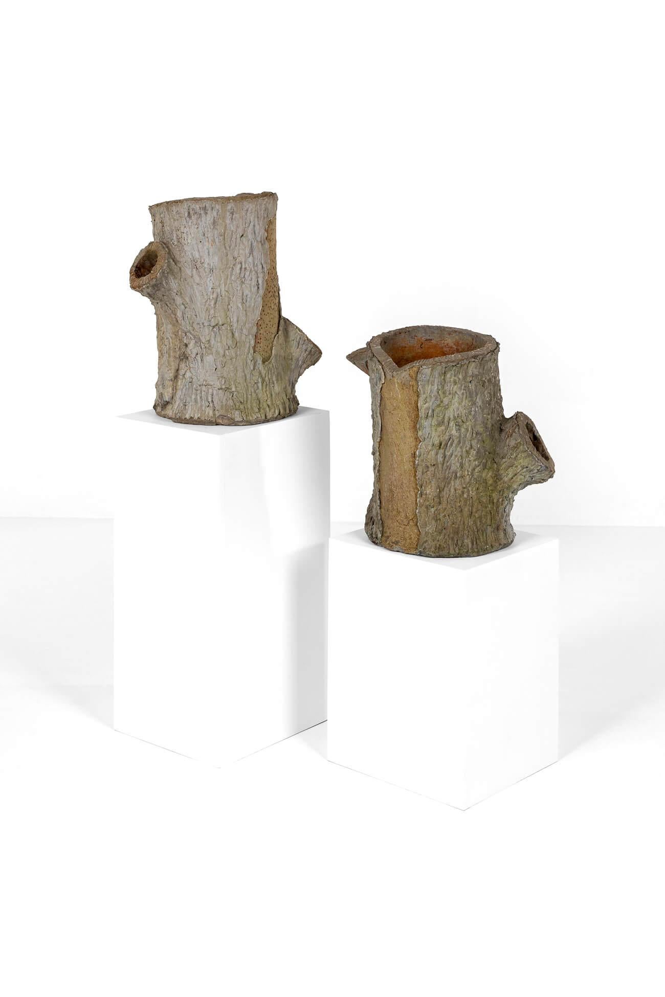Una grande coppia di fioriere jardiniere in faux bois di forma cilindrica in cemento scolpito che simulano il vero legno.

Questa coppia, insolita da trovare in grandi dimensioni, è stata recuperata da un giardino in Normandia, Francia.

Il prezzo