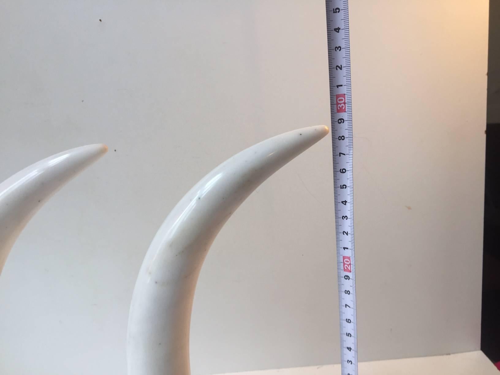 British Colonial Pair of Faux 'Elephant Tusk', Marble Bookends or Dresser Ornaments, 20th Century For Sale