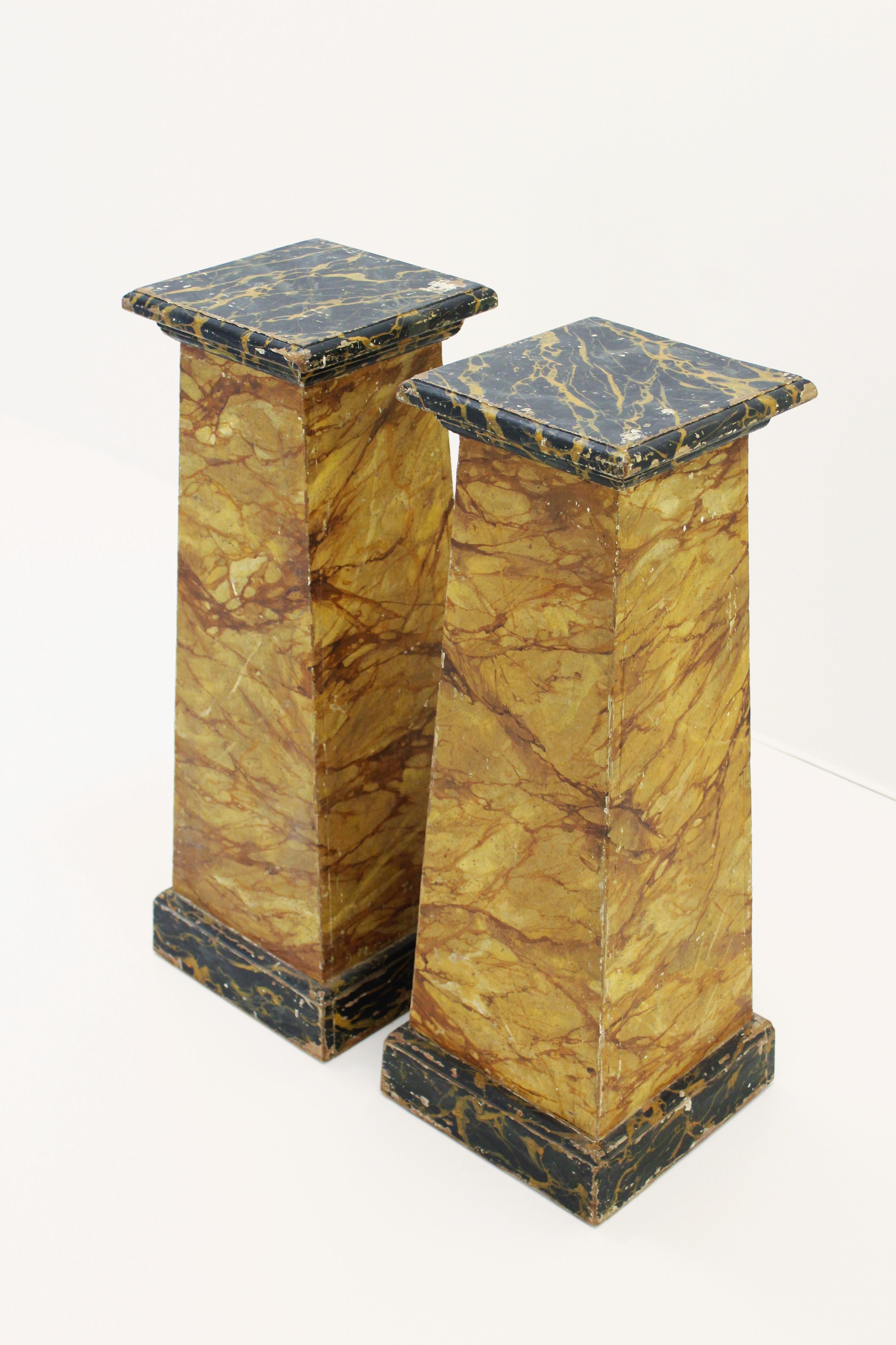 Ein Paar Holzsockel aus Marmorimitat im Angebot 6