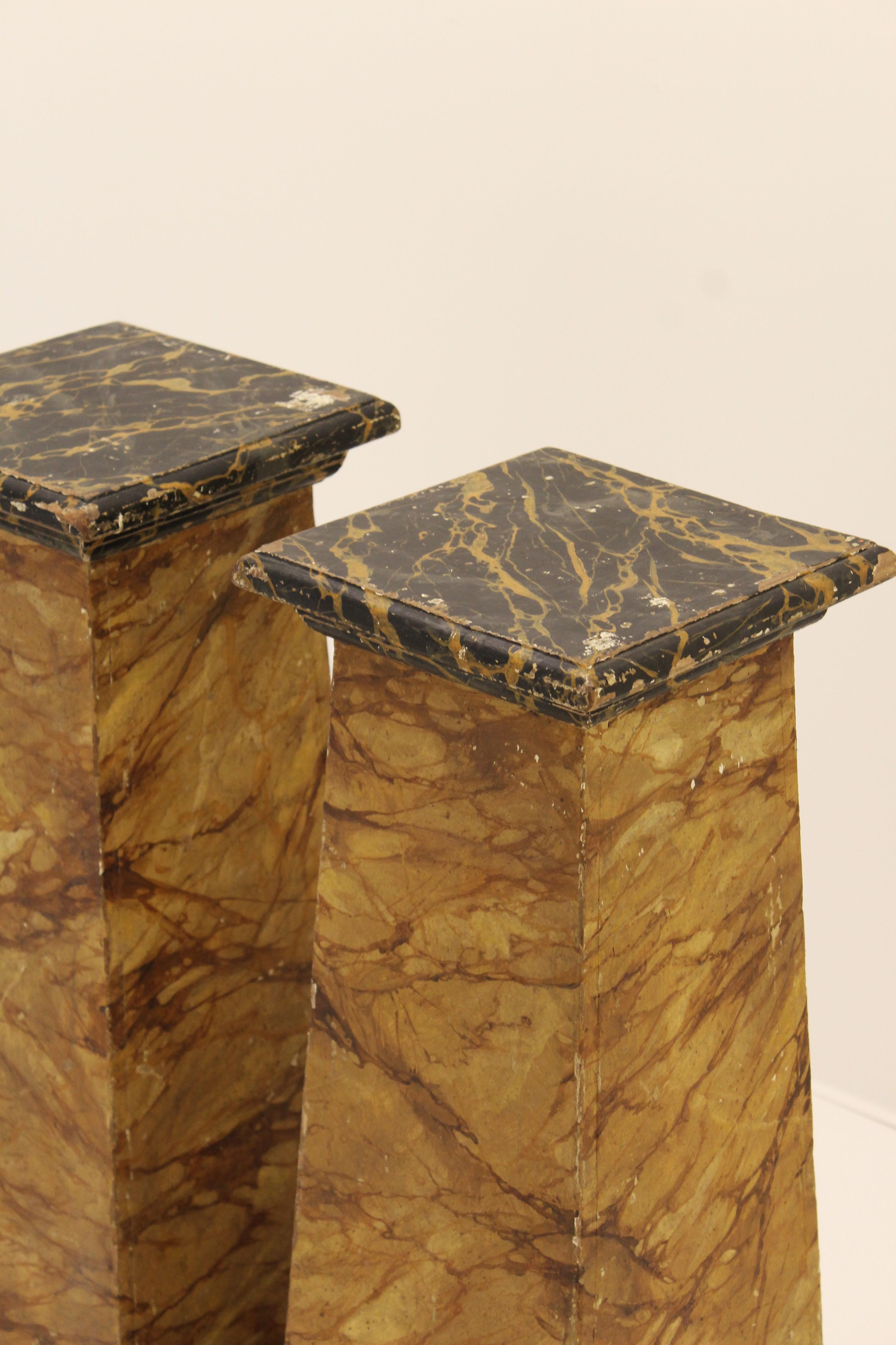 Ein Paar Holzsockel aus Marmorimitat im Angebot 7