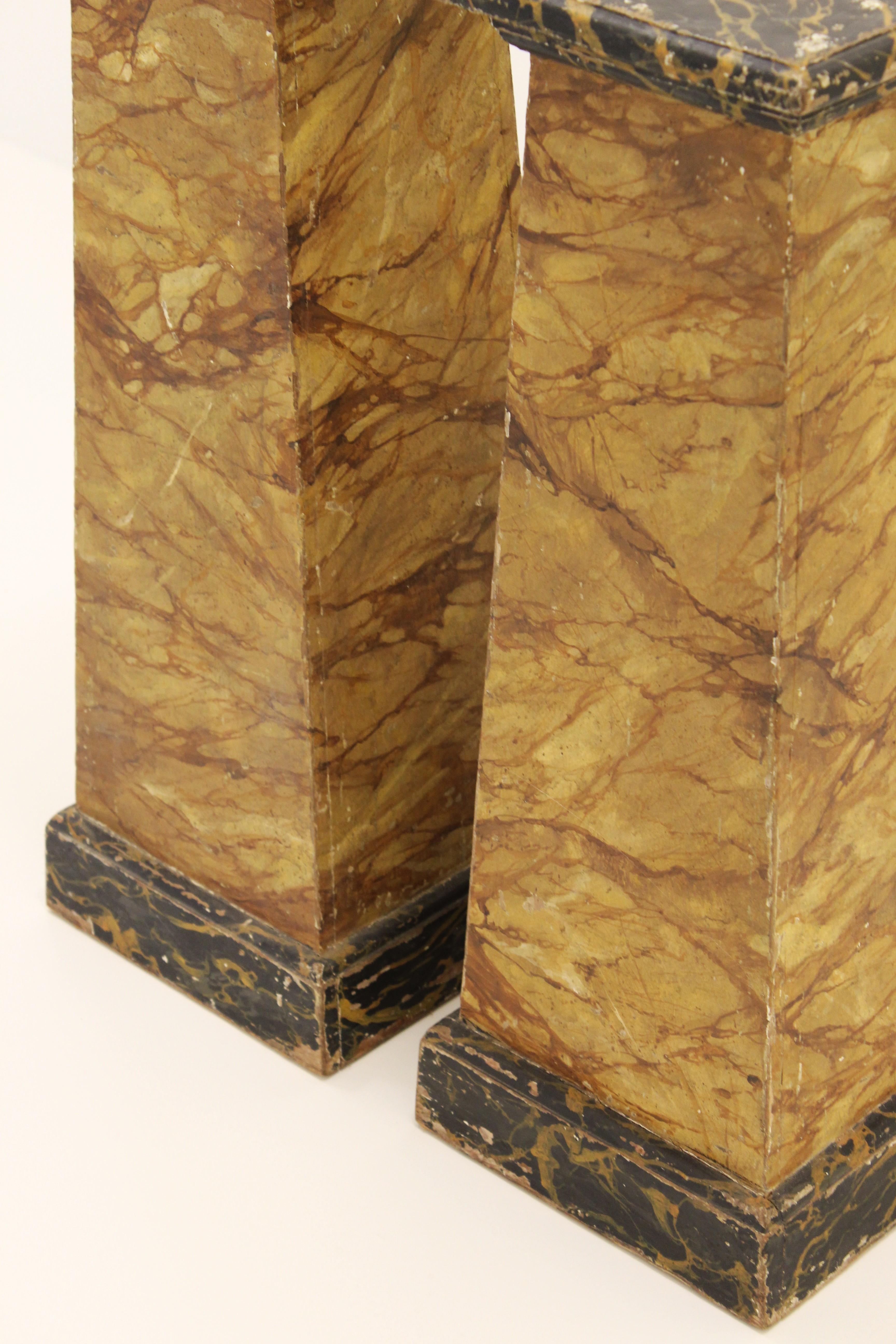 Ein Paar Holzsockel aus Marmorimitat im Angebot 8