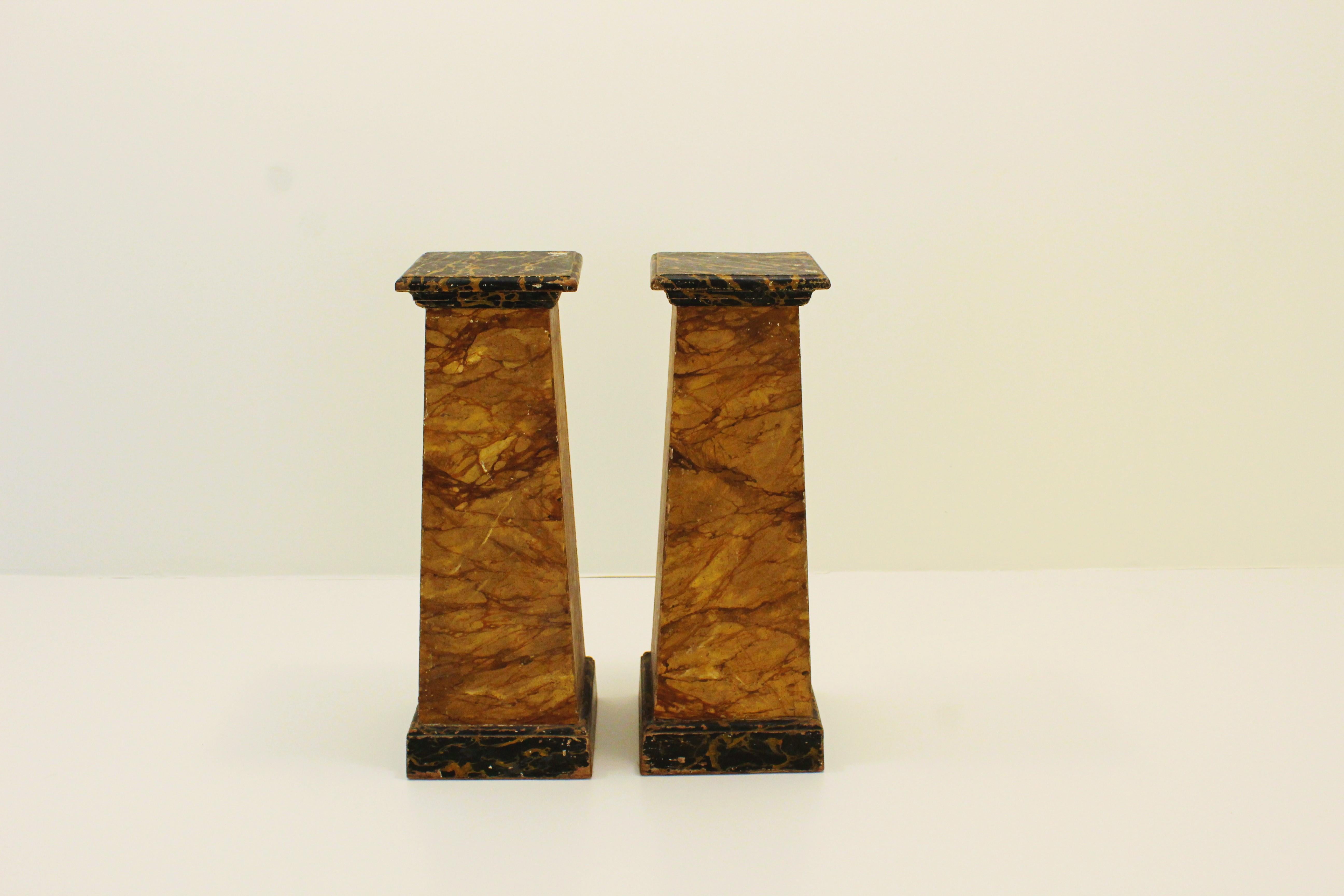 Ein Paar Holzsockel aus Marmorimitat im Angebot 9