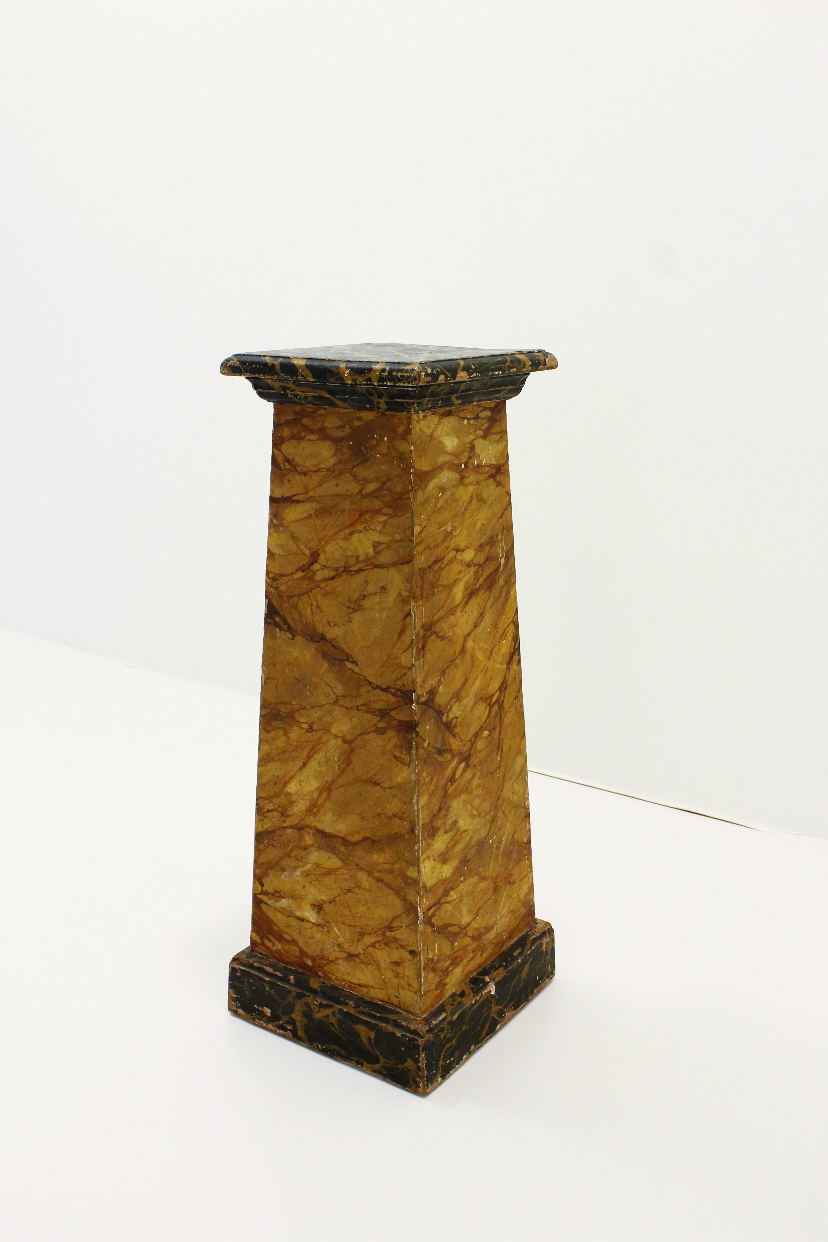 Ein Paar Holzsockel aus Marmorimitat im Zustand „Gut“ im Angebot in Diest, BE