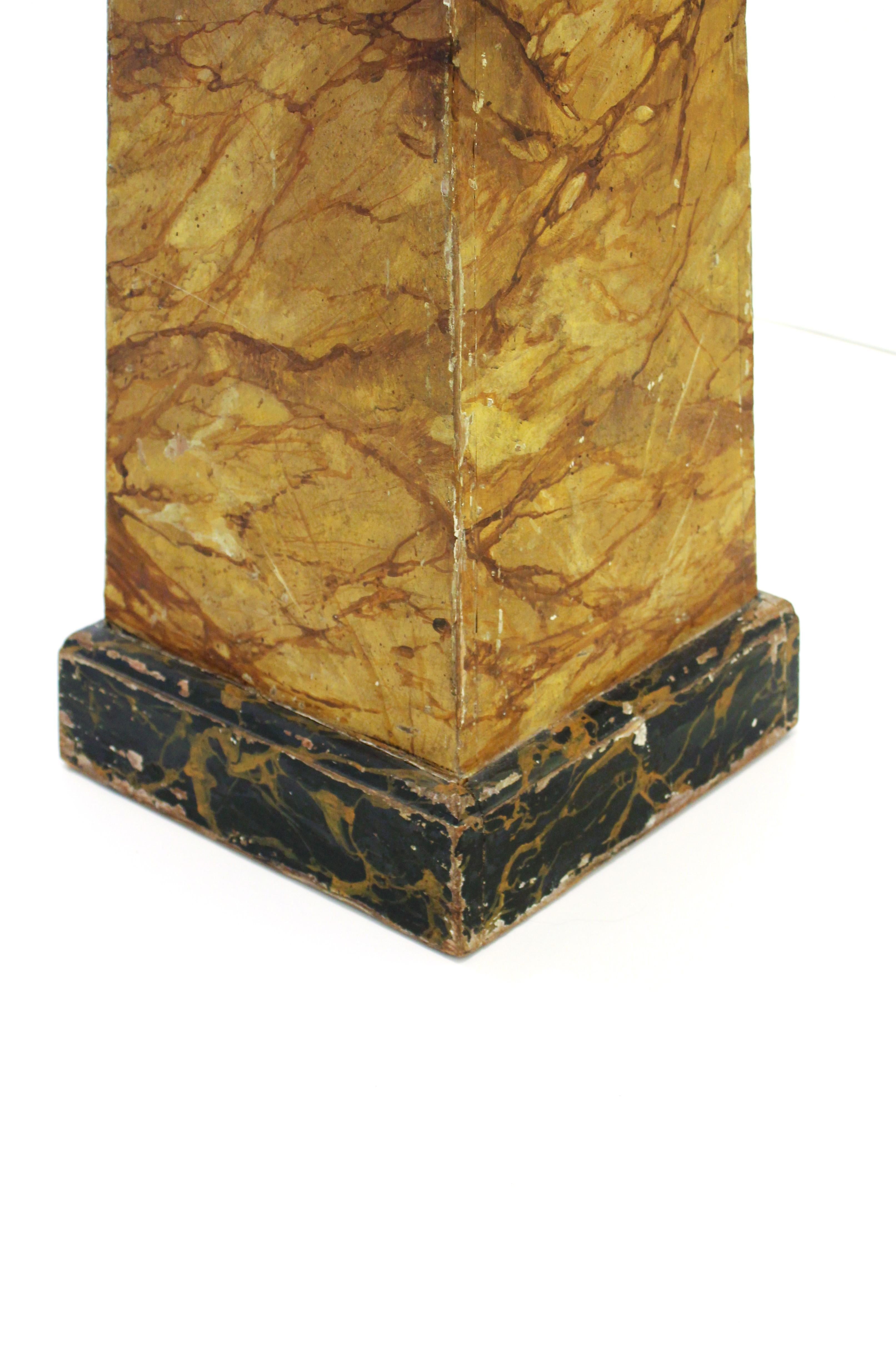 Ein Paar Holzsockel aus Marmorimitat im Angebot 1