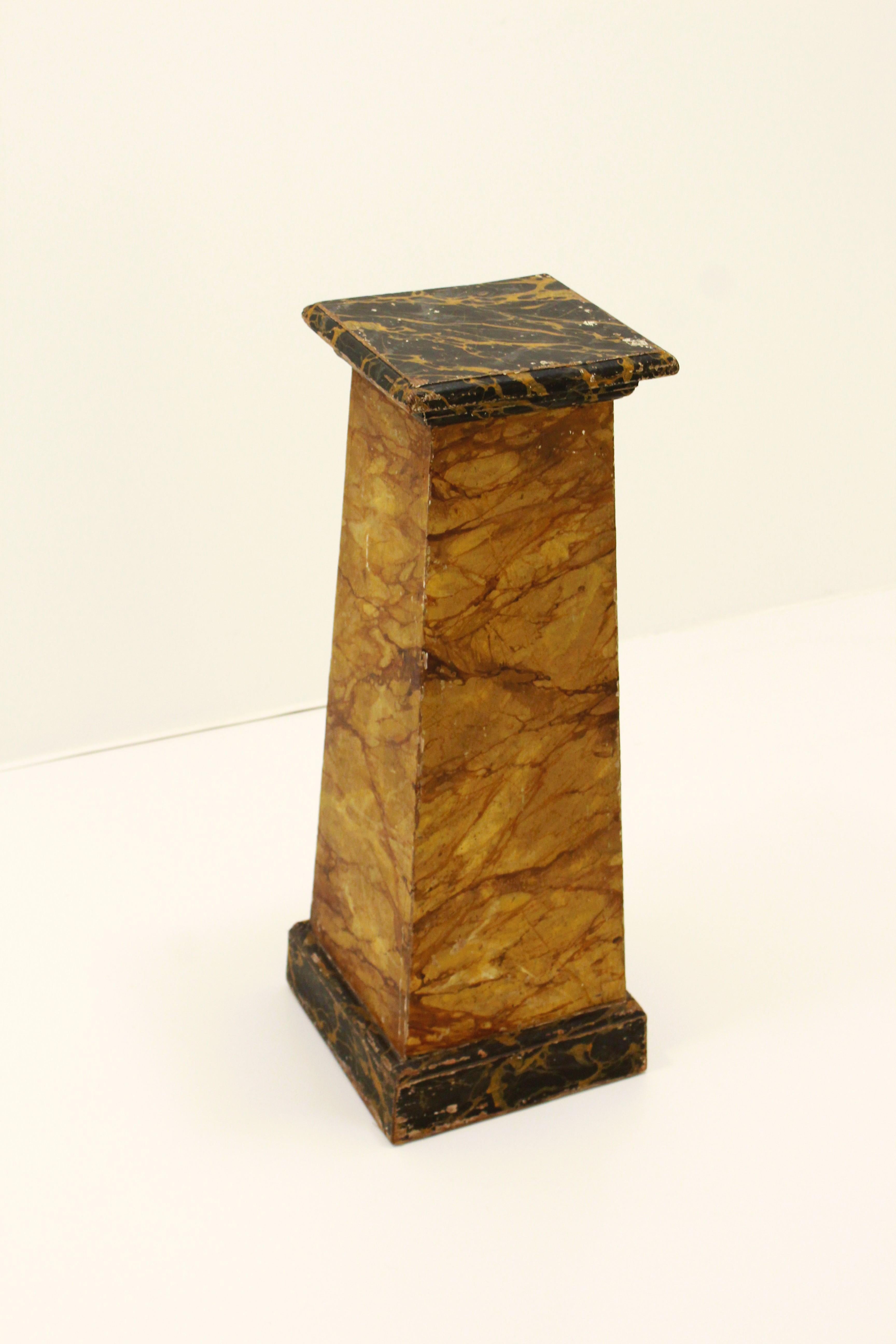 Ein Paar Holzsockel aus Marmorimitat im Angebot 2