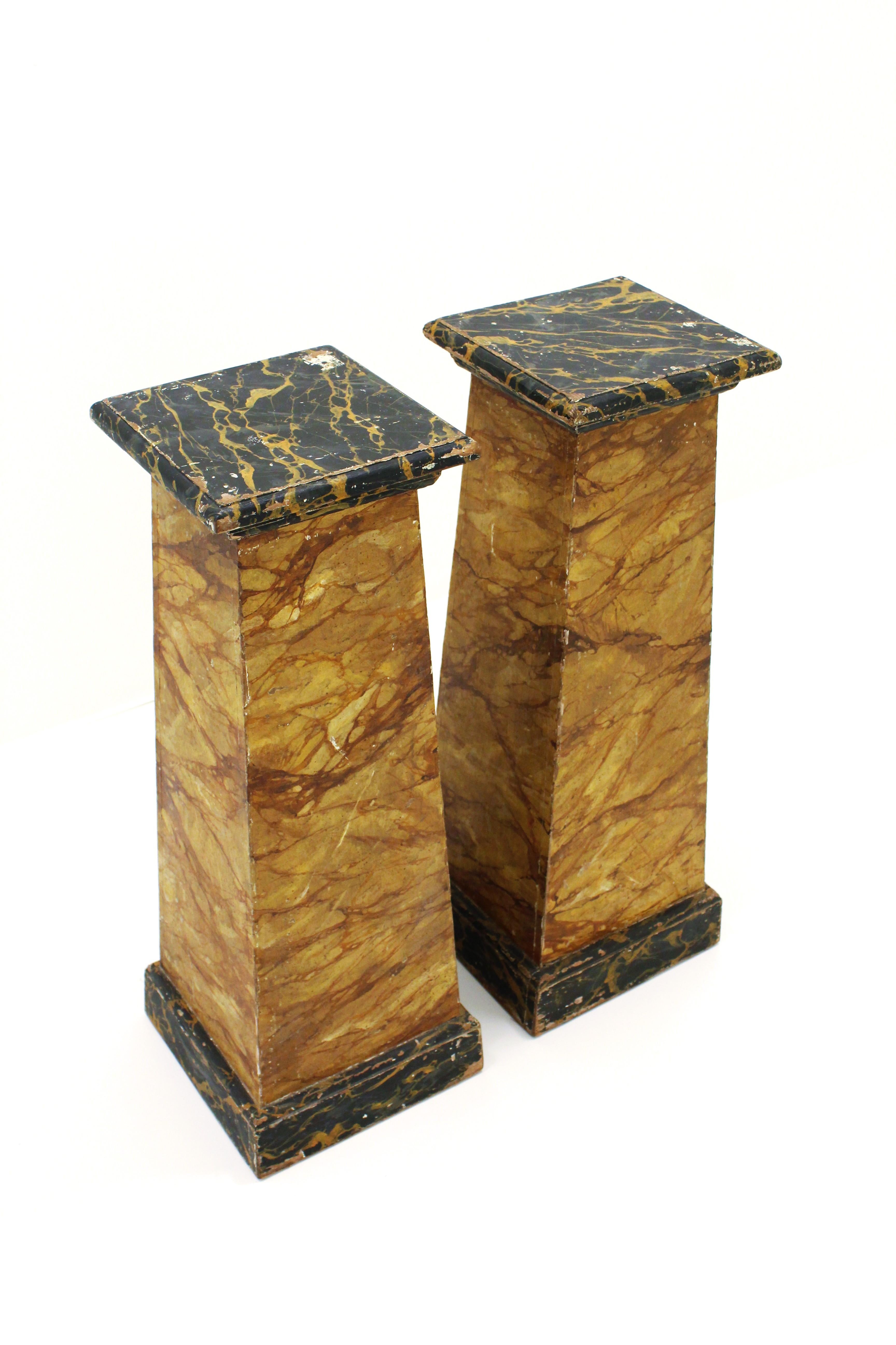 Ein Paar Holzsockel aus Marmorimitat im Angebot 4