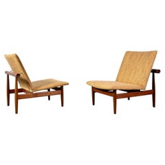 Une paire de chaises longues japonaises FD137 conçues par Finn Juhl