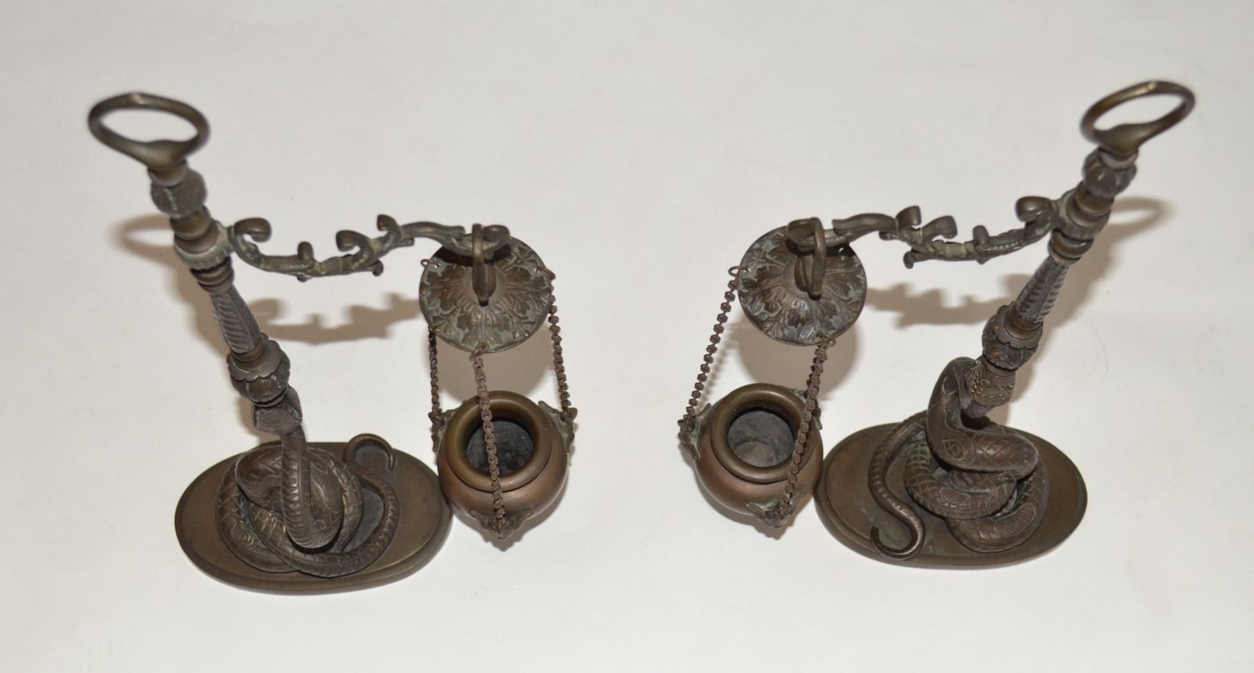 Ein Paar bronzene Räuchergefäße mit Schlange, 20. Jahrhundert, Italien, nach Antonio Pandiani (1838-1928), Mailand. Ovaler Sockel, der eine gewundene Schlange trägt, die einen verstellbaren, mit Girlanden und Pflanzen verzierten Stiel verschluckt.