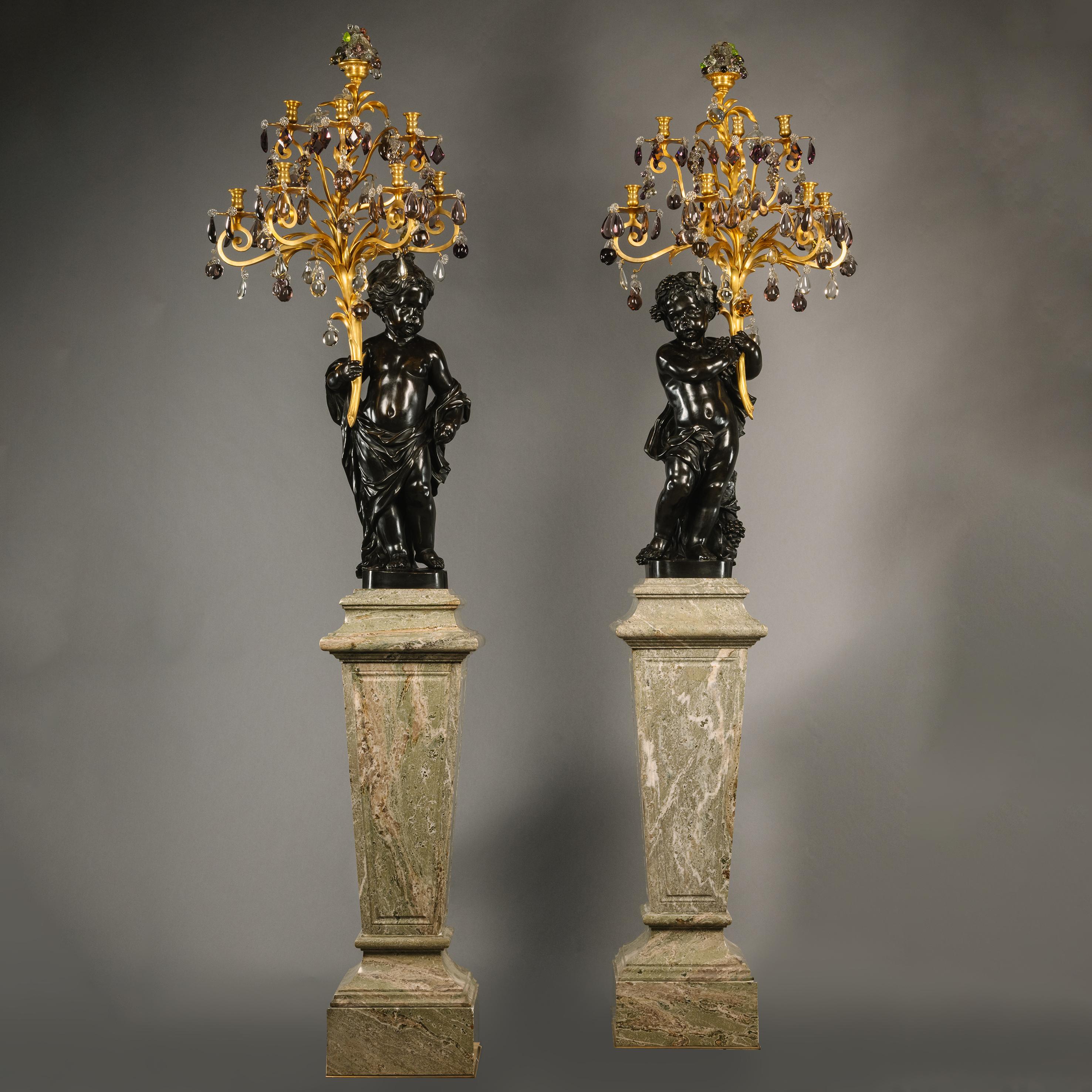 Louis XVI Paire de candélabres Putto à sept lumières figuratifs, sur piédestaux en marbre vert en vente
