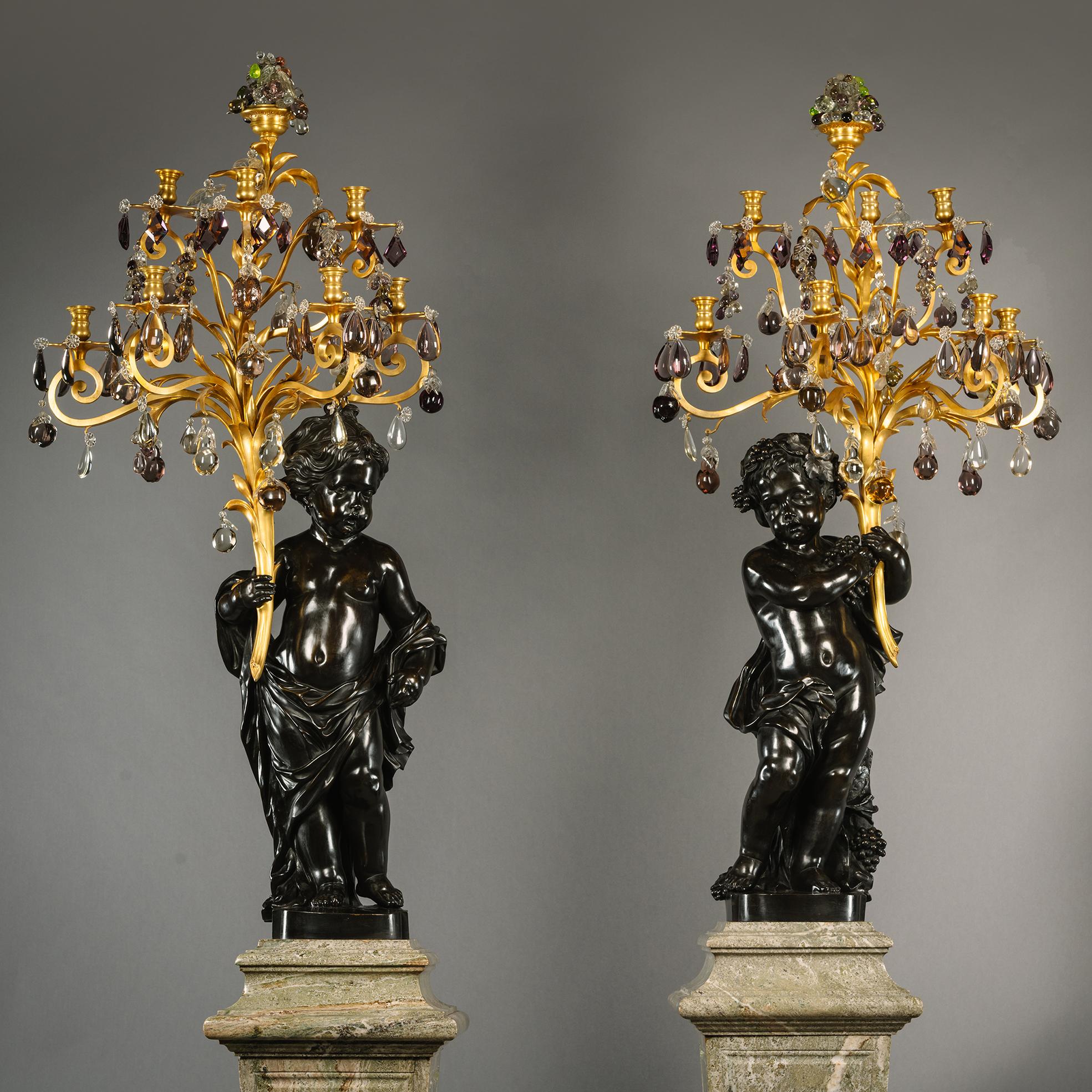 Français Paire de candélabres Putto à sept lumières figuratifs, sur piédestaux en marbre vert en vente