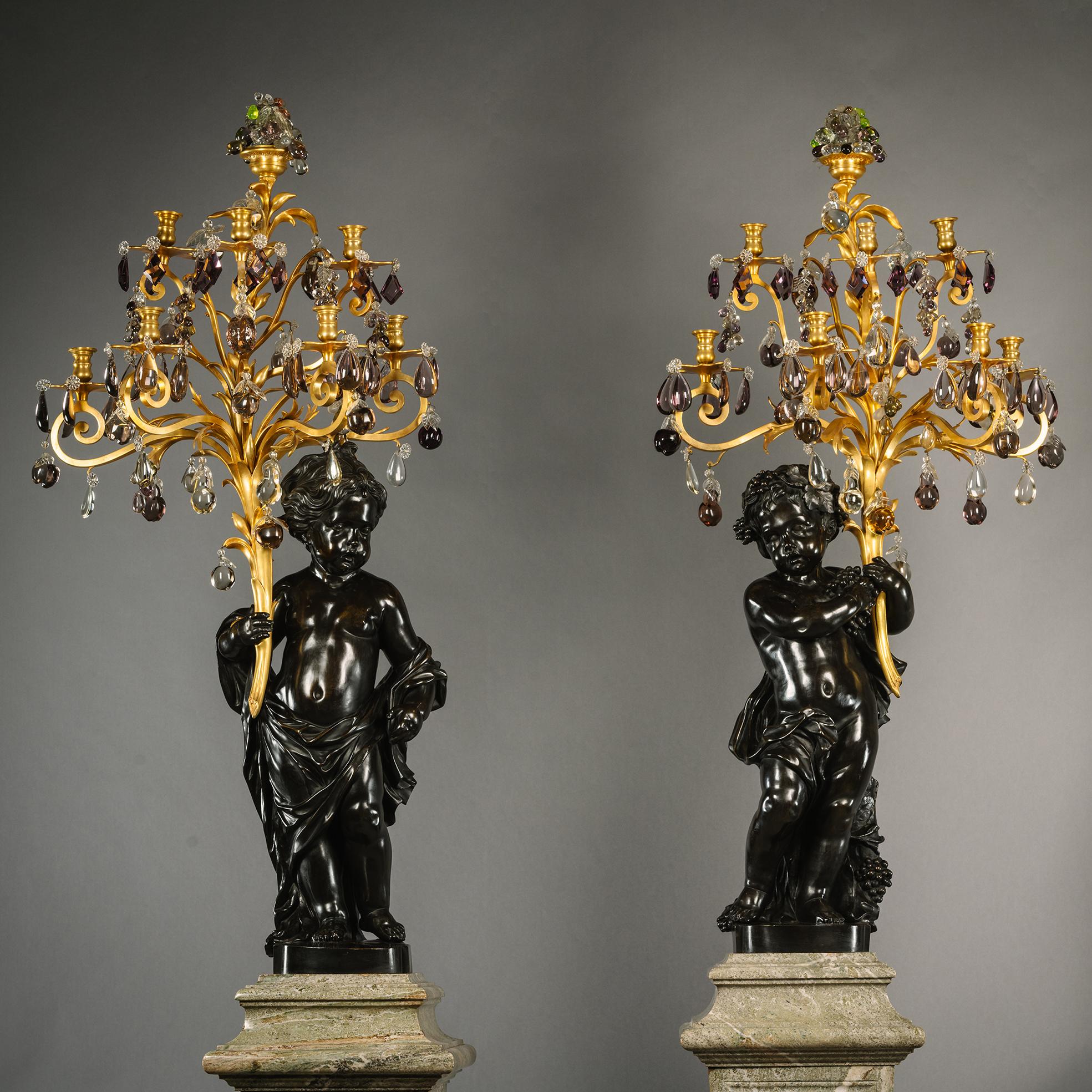 Patiné Paire de candélabres Putto à sept lumières figuratifs, sur piédestaux en marbre vert en vente