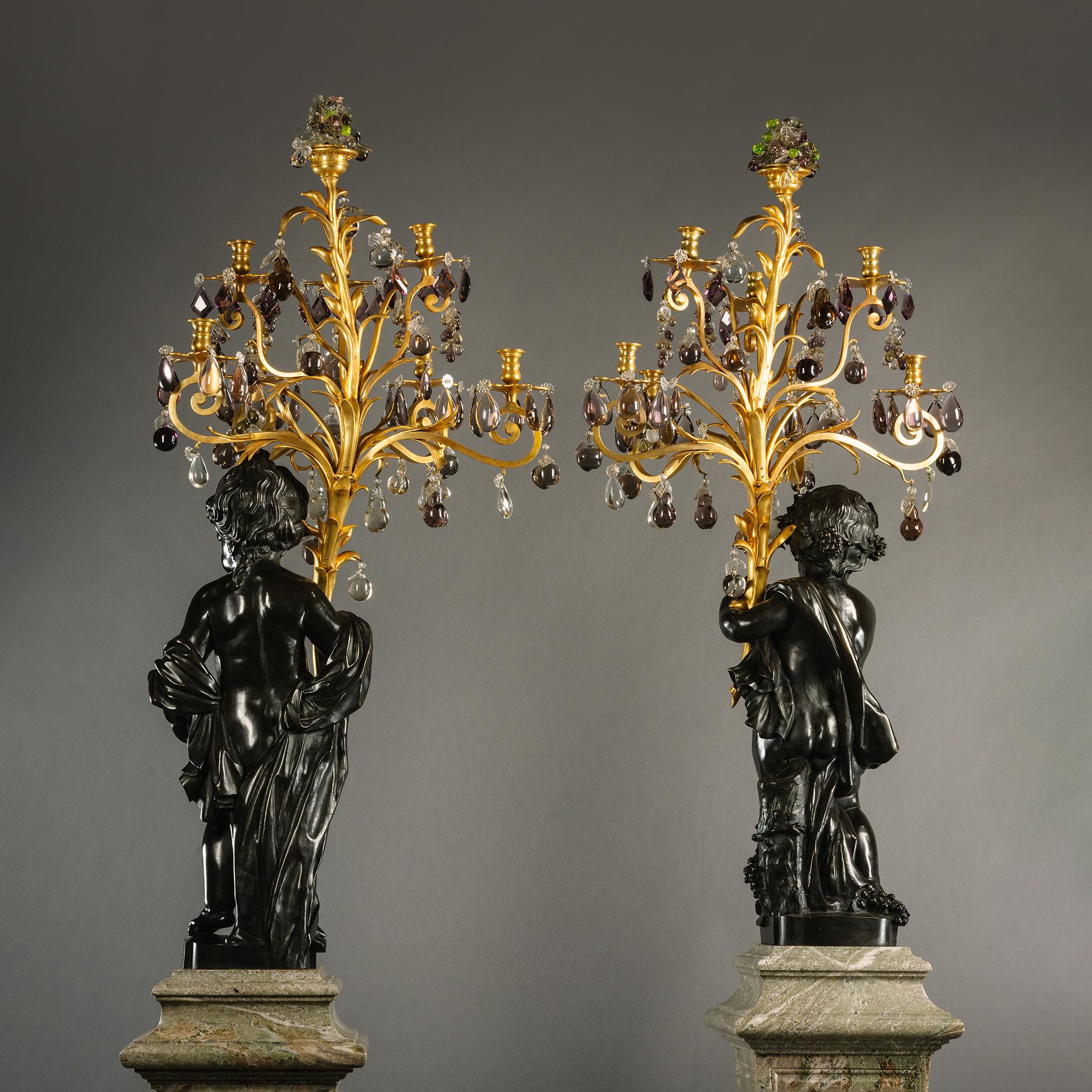 XIXe siècle Paire de candélabres Putto à sept lumières figuratifs, sur piédestaux en marbre vert en vente