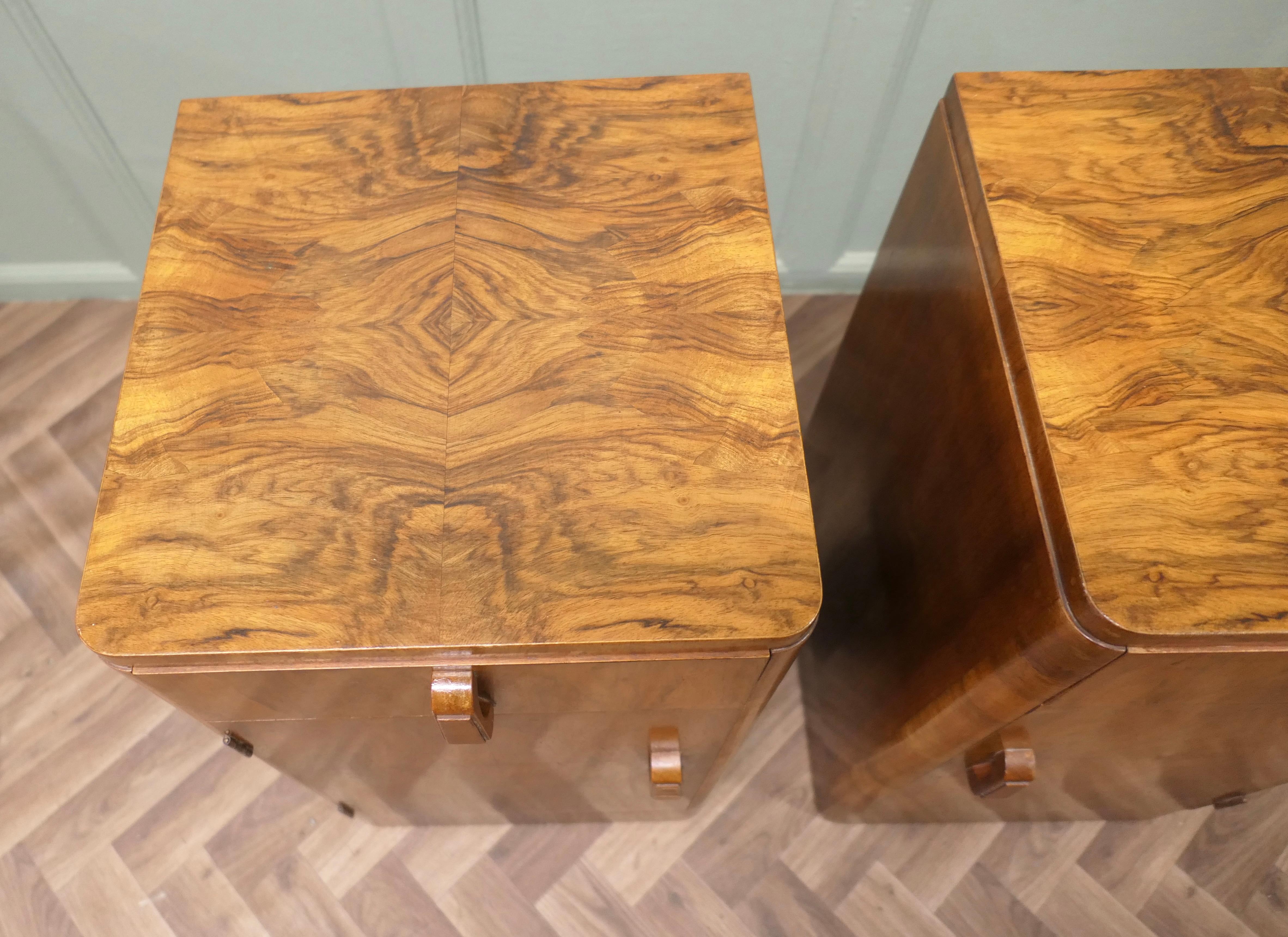 Paire de tables de chevet Art Déco en noyer sculpté Bon état - En vente à Godshill, Isle of Wight