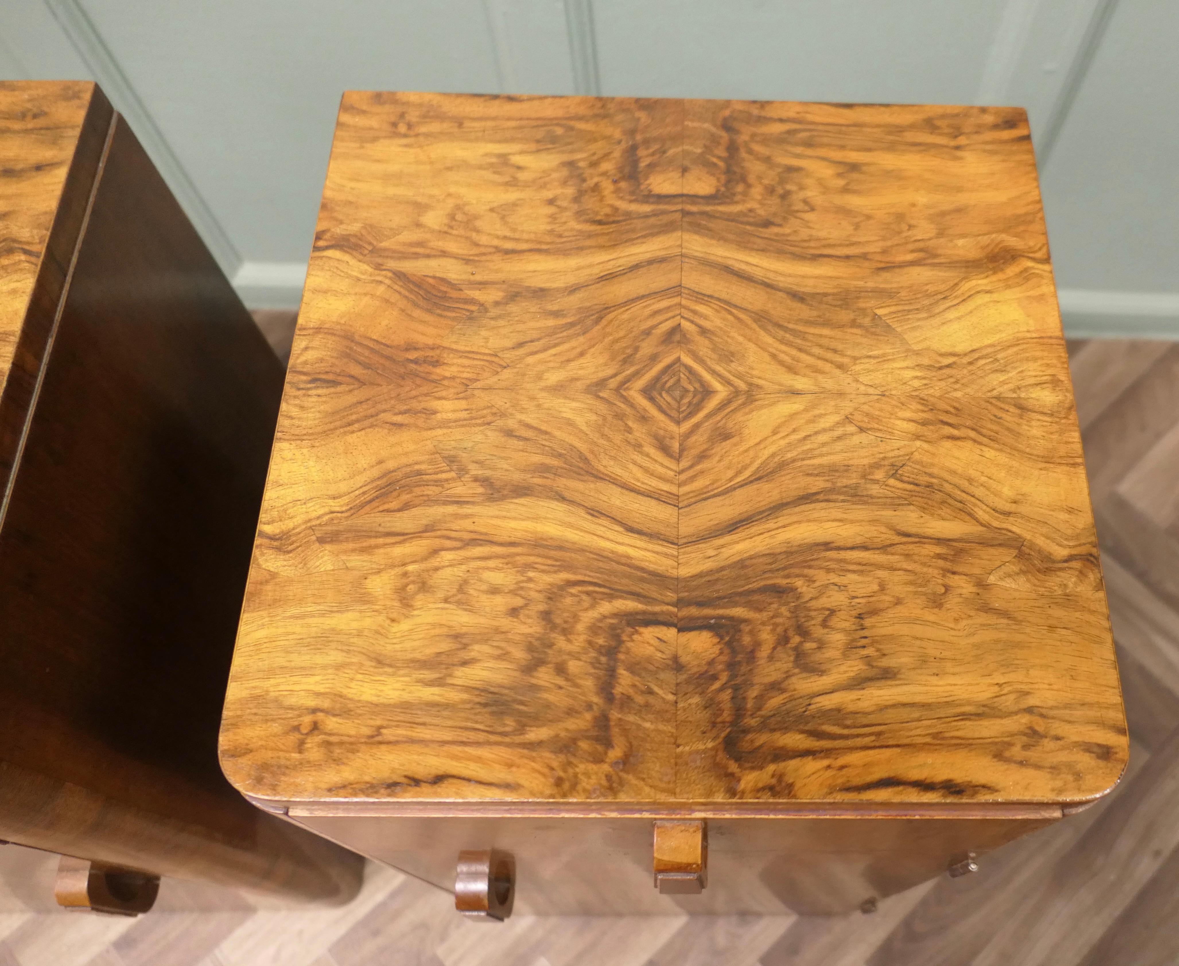 Milieu du XXe siècle Paire de tables de chevet Art Déco en noyer sculpté en vente