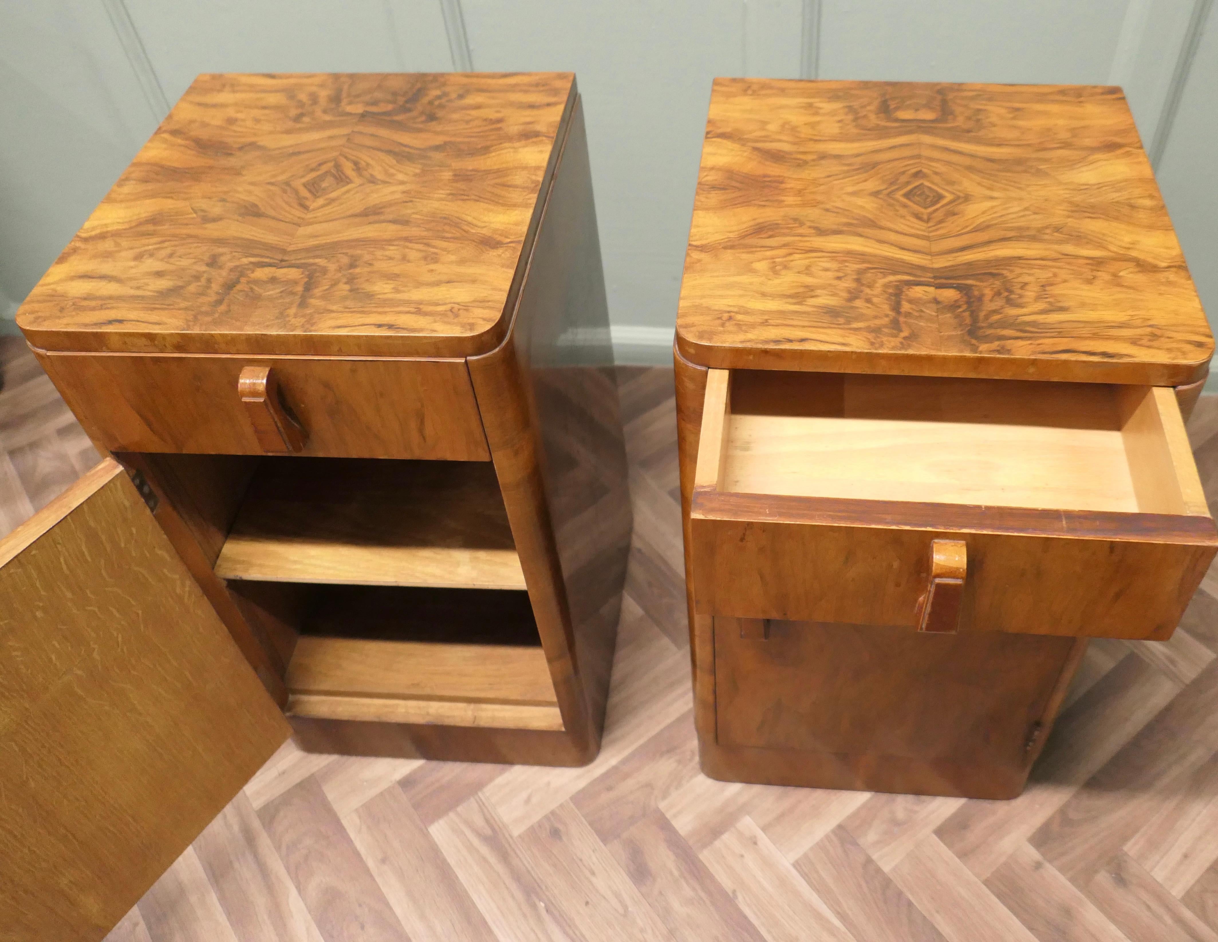 Noyer Paire de tables de chevet Art Déco en noyer sculpté en vente