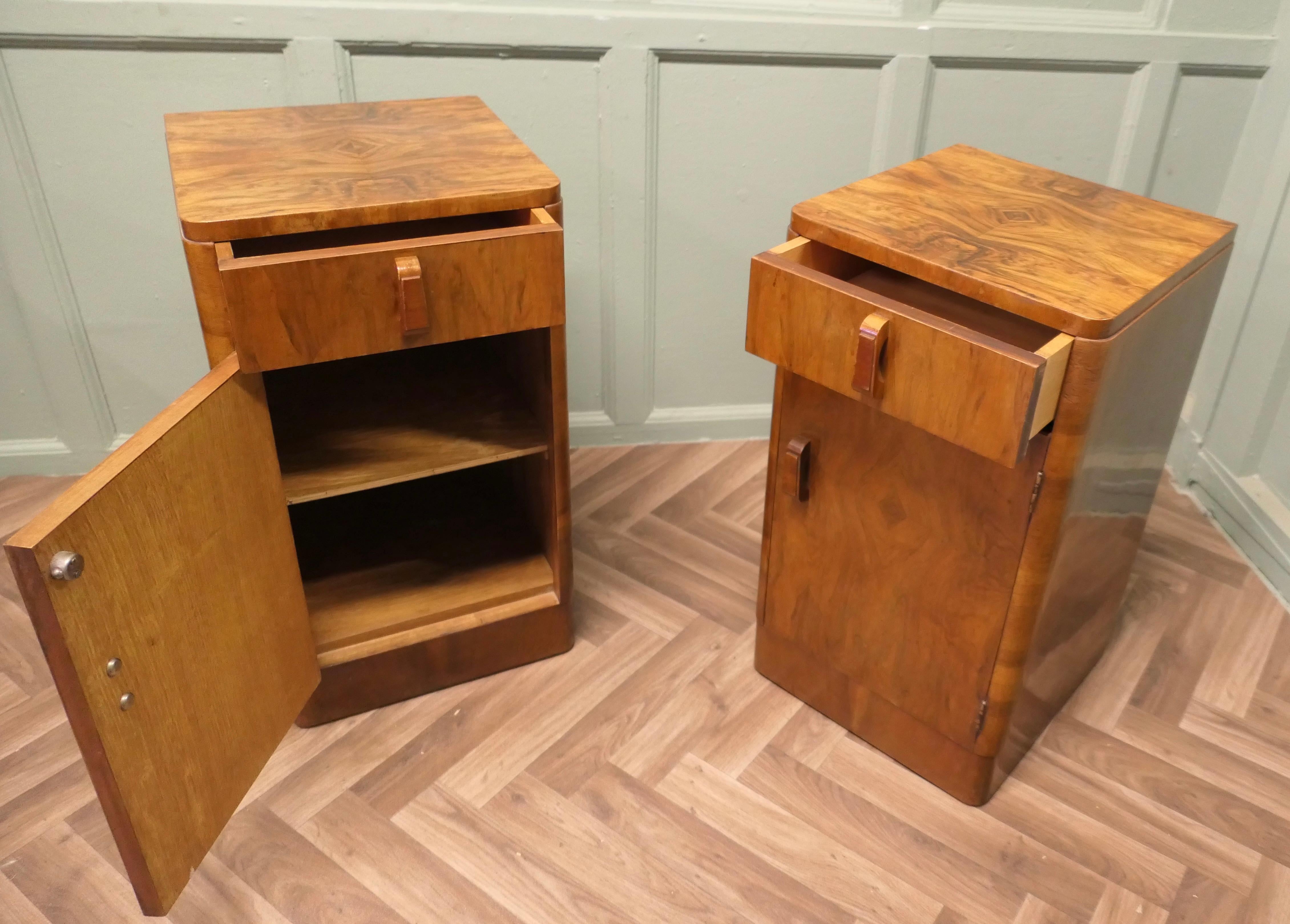 Paire de tables de chevet Art Déco en noyer sculpté en vente 1
