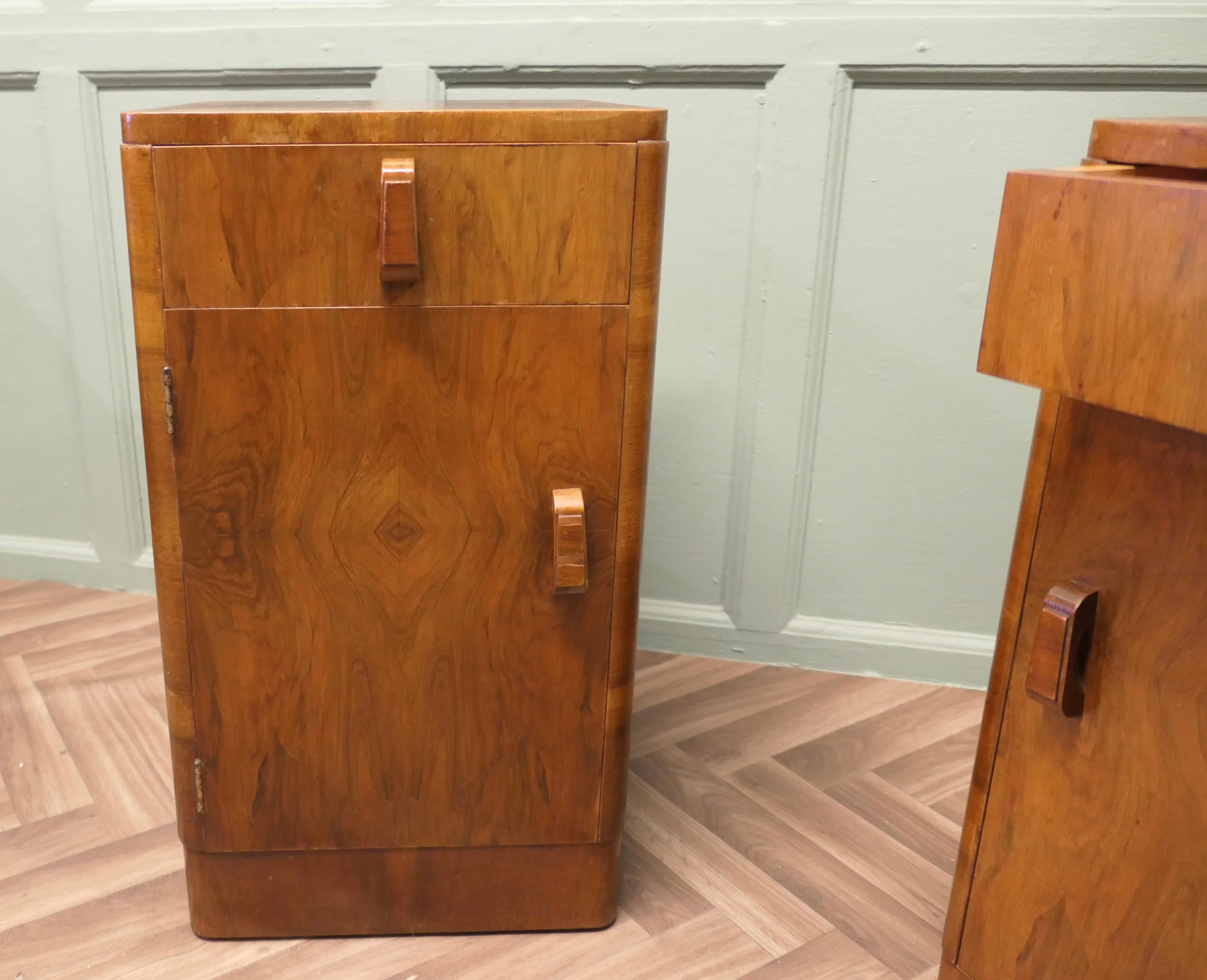 Paire de tables de chevet Art Déco en noyer sculpté en vente 2