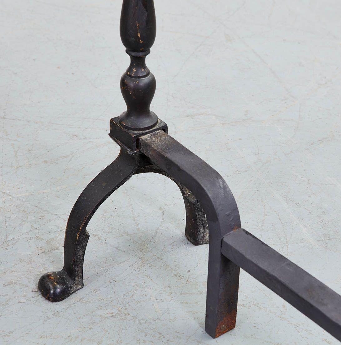 Un par de candelabros de roseta de latón con filigrana en venta 4