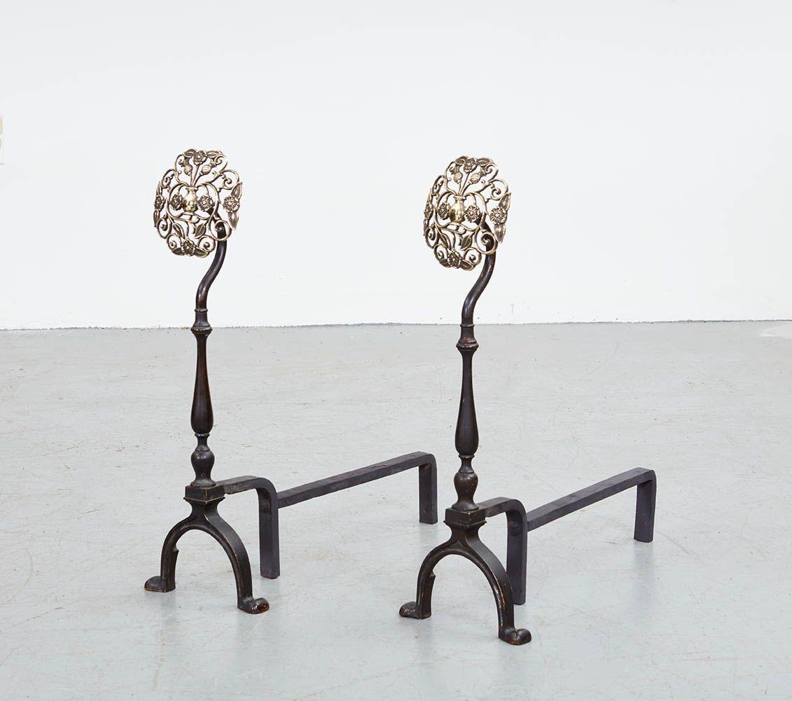 Un par de candelabros de roseta de latón con filigrana Estadounidense en venta
