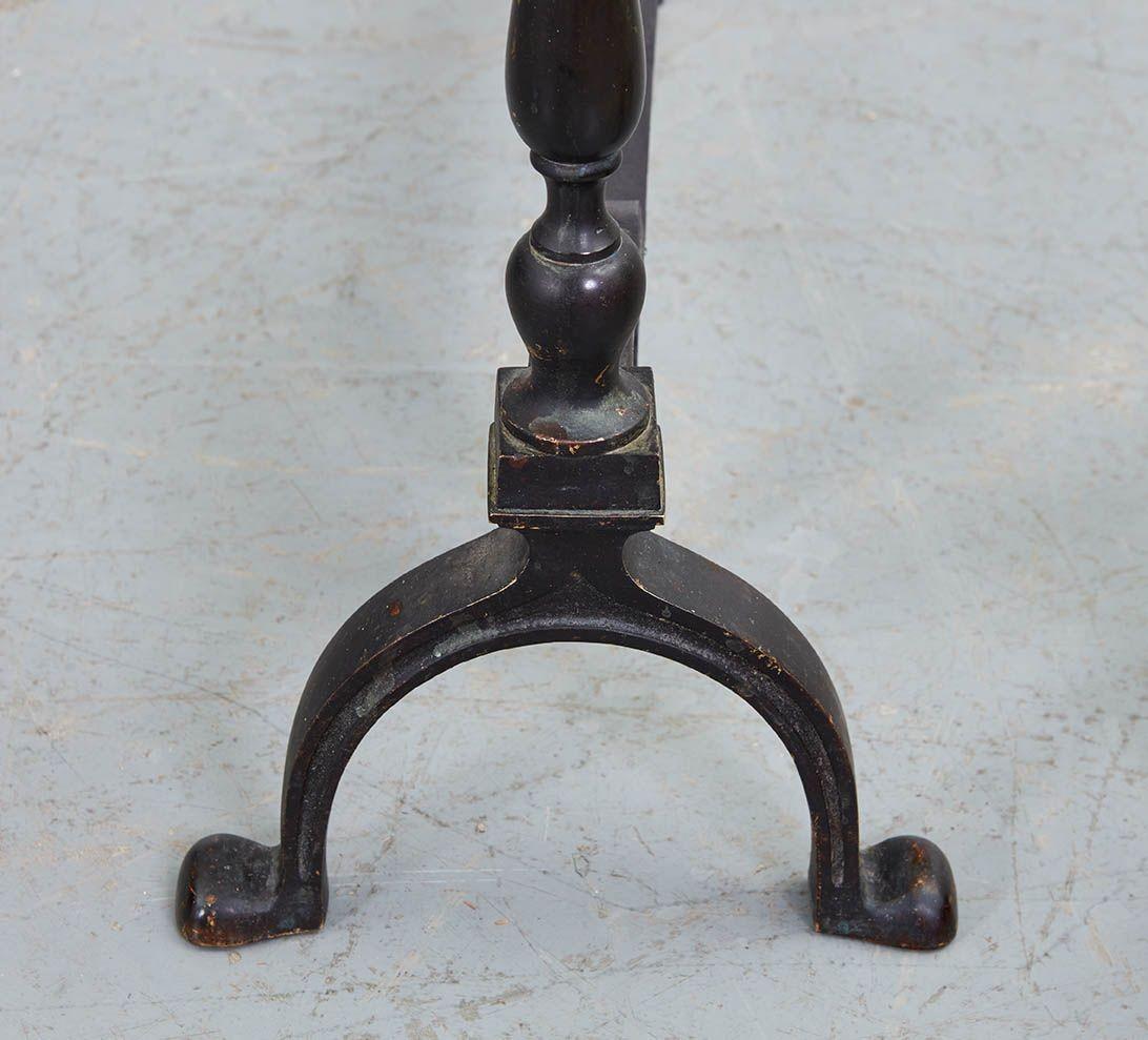 Un par de candelabros de roseta de latón con filigrana mediados del siglo XX en venta