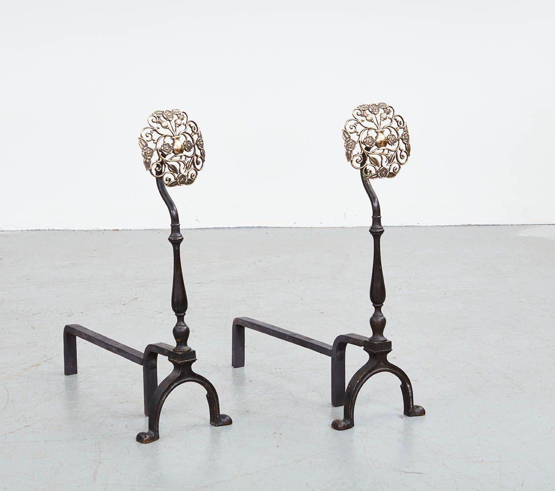 Un par de candelabros de roseta de latón con filigrana en venta 1