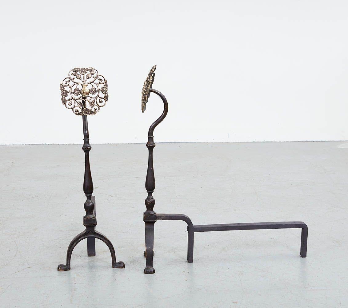 Un par de candelabros de roseta de latón con filigrana en venta 2