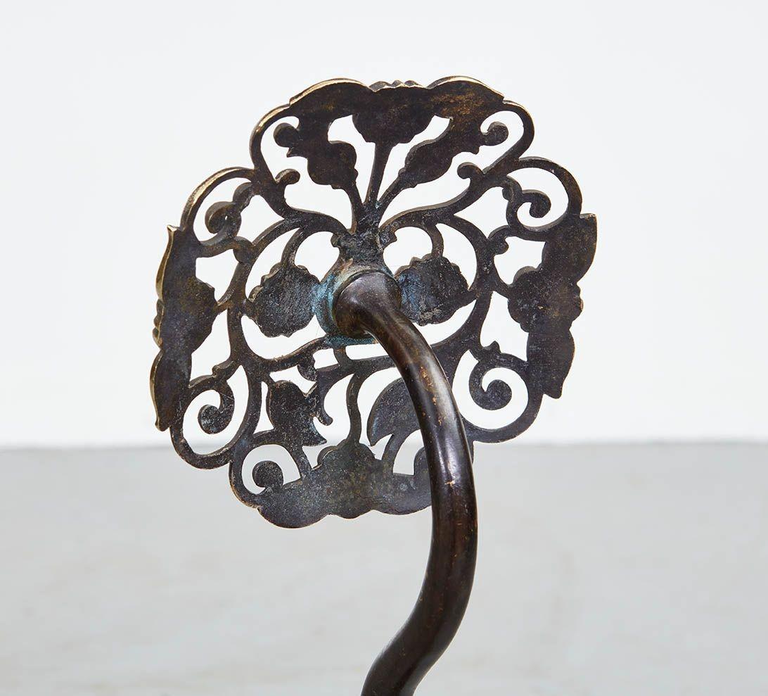 Un par de candelabros de roseta de latón con filigrana en venta 3