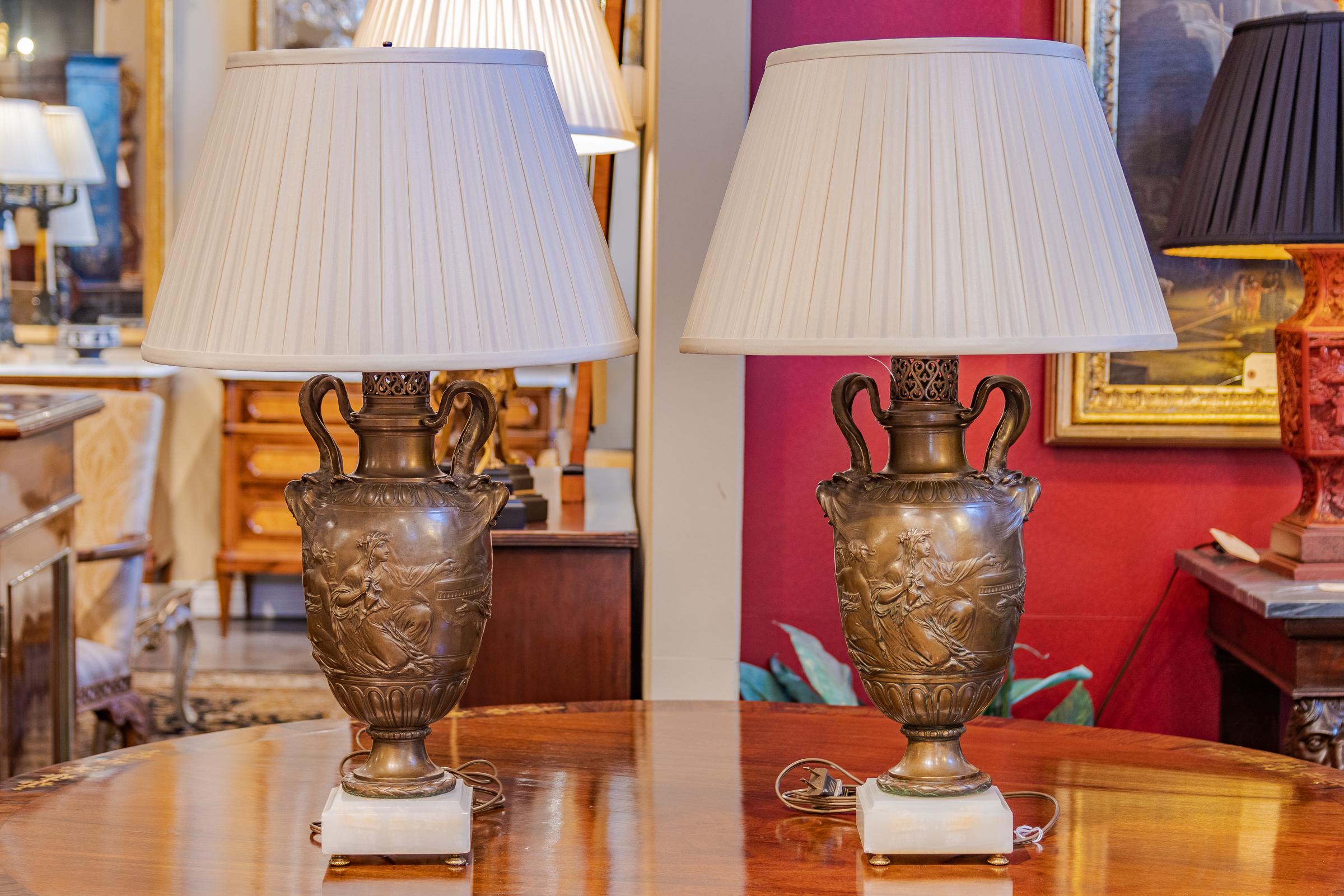 Coppia di urne classiche in bronzo patinato del XIX secolo firmate F. Barbedienne. Realizzati su misura in lampade.
