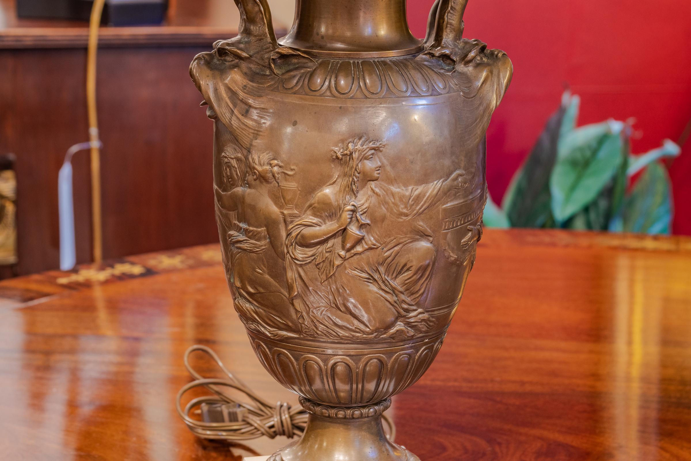 Neoclassico Coppia di raffinate urne in bronzo patinato francese del XIX secolo di Barbedienne, lampade in vendita