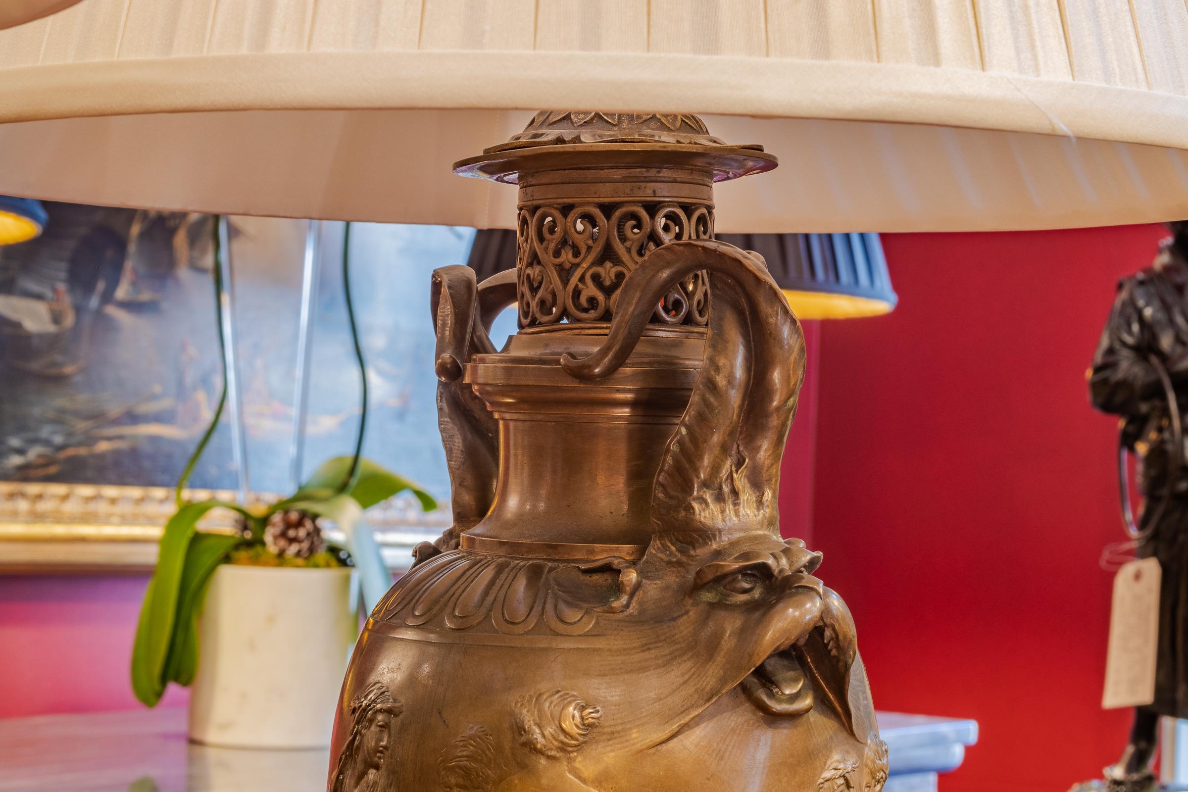 Francese Coppia di raffinate urne in bronzo patinato francese del XIX secolo di Barbedienne, lampade in vendita