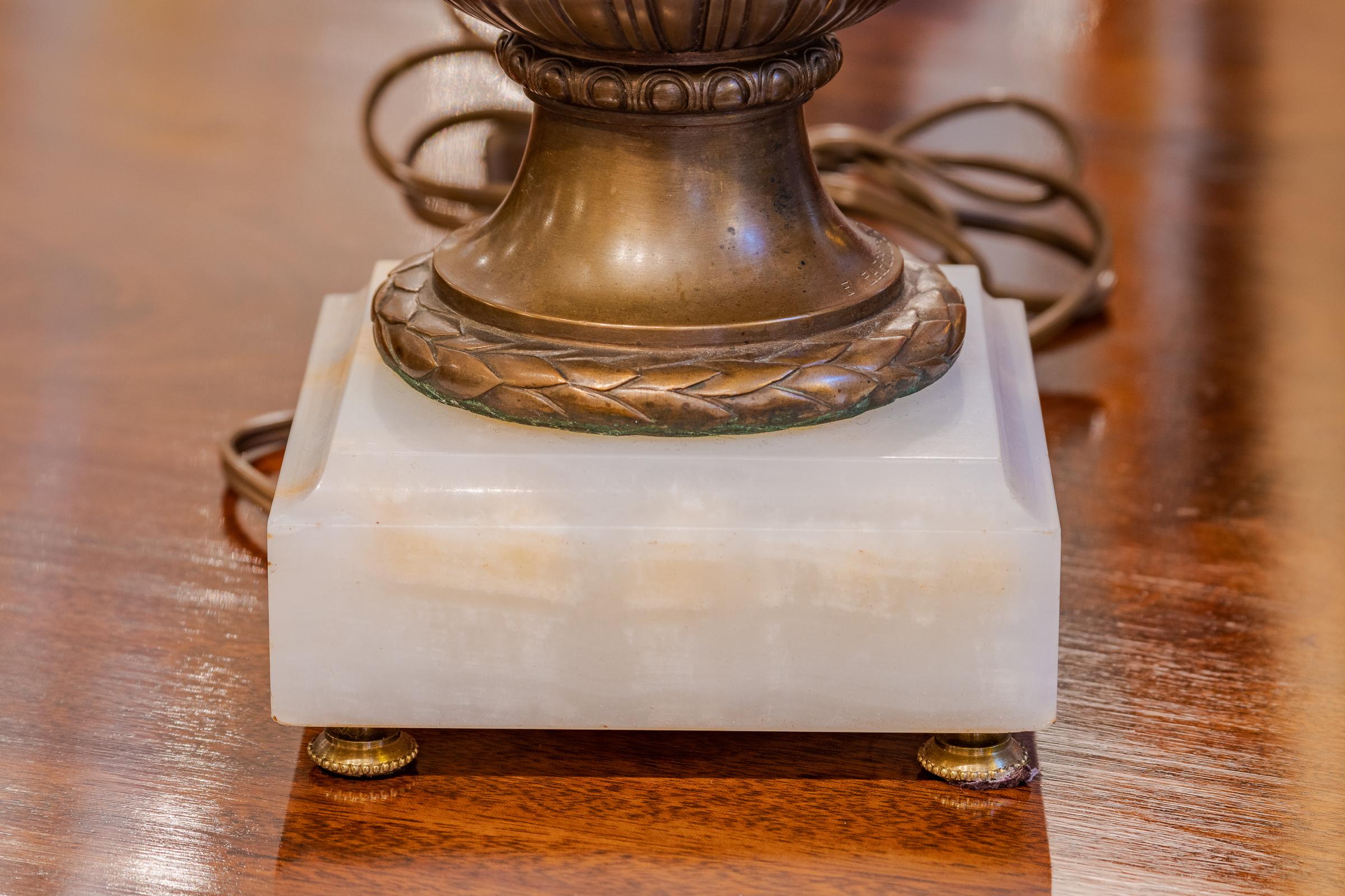 Paire d'urnes françaises en bronze patiné du 19ème siècle par Barbedienne, lampes Bon état - En vente à Dallas, TX