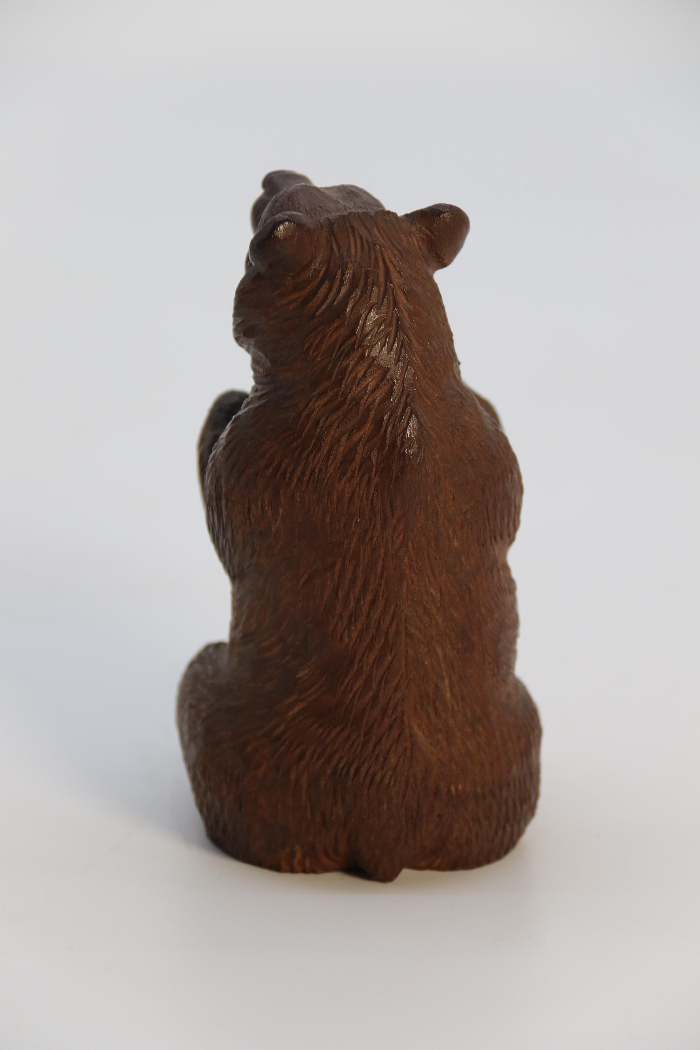A pair of fine Black Forest hand carved linden wood bears, Swiss circa 1900 For Sale 2