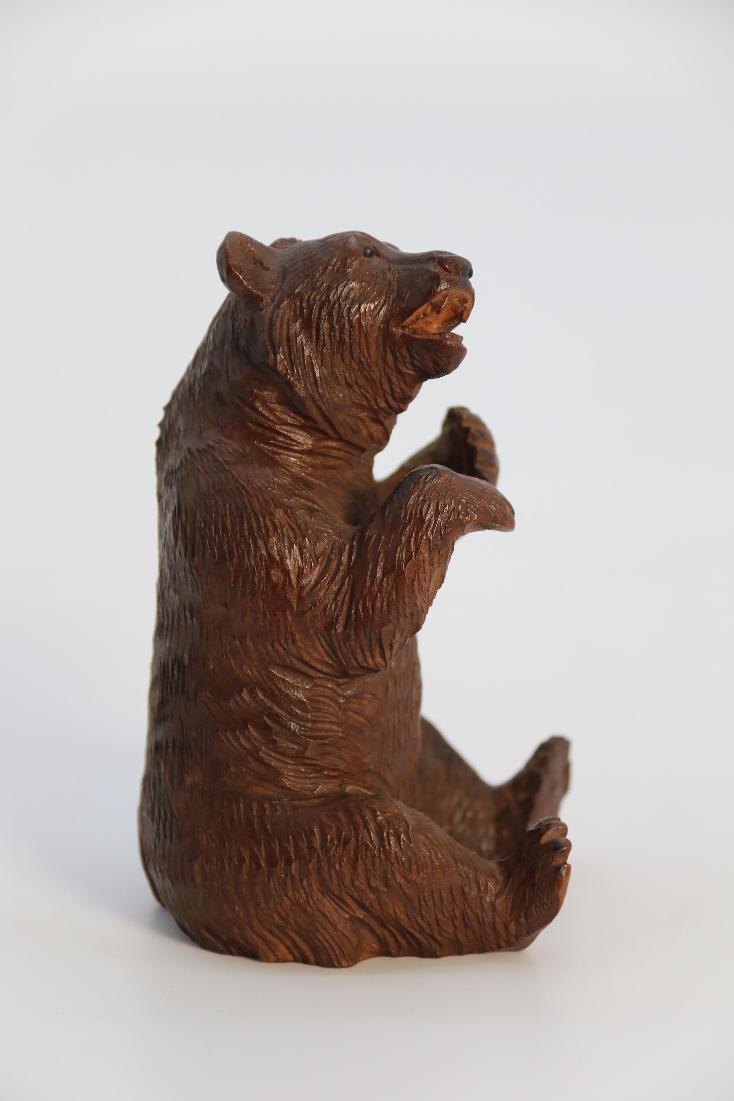 A pair of fine Black Forest hand carved linden wood bears, Swiss circa 1900 For Sale 9